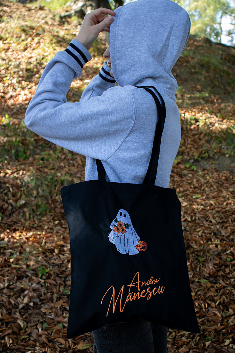 Traistă reutilizabilă brodată cu fantomă în spiritul Halloween-ului Traistă reutilizabilă brodată cu fantomă în spiritul Halloween-ului