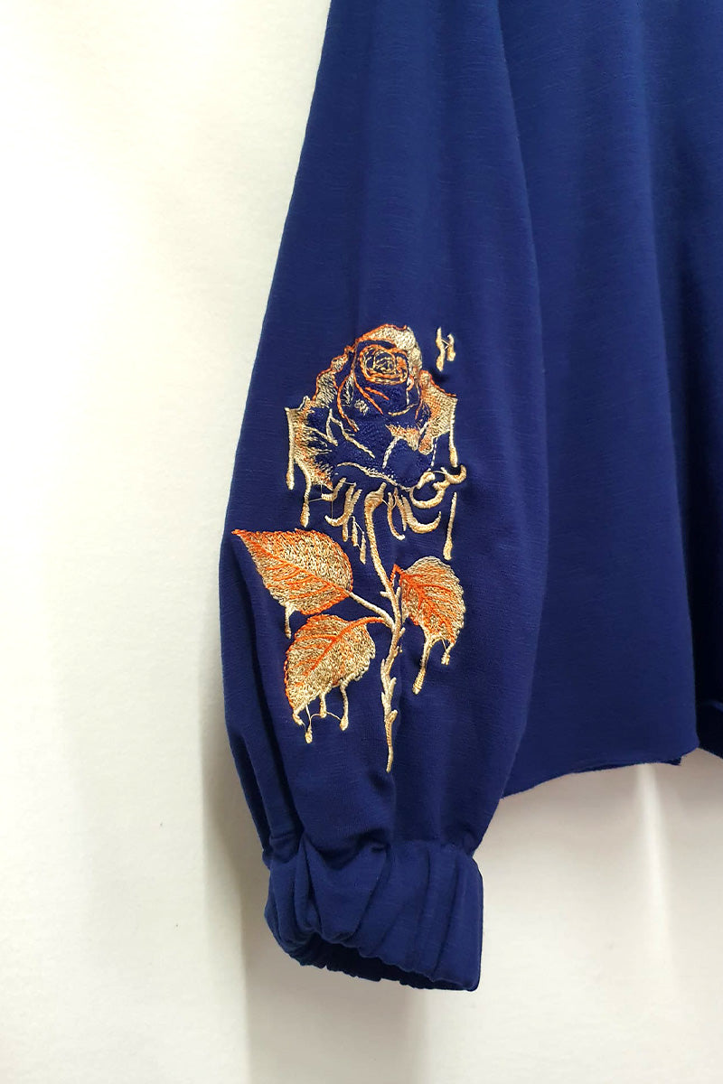 Bluză/ Hanorac de damă cu mâneci brodate cu modelul Trandafir Bluză/ Hanorac de damă cu mâneci brodate cu modelul Trandafir