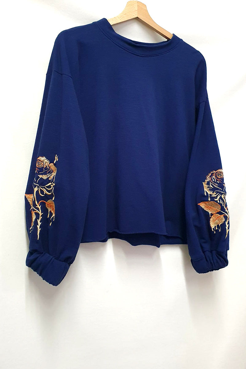 Bluză/ Hanorac de damă cu mâneci brodate cu modelul Trandafir Bluză/ Hanorac de damă cu mâneci brodate cu modelul Trandafir