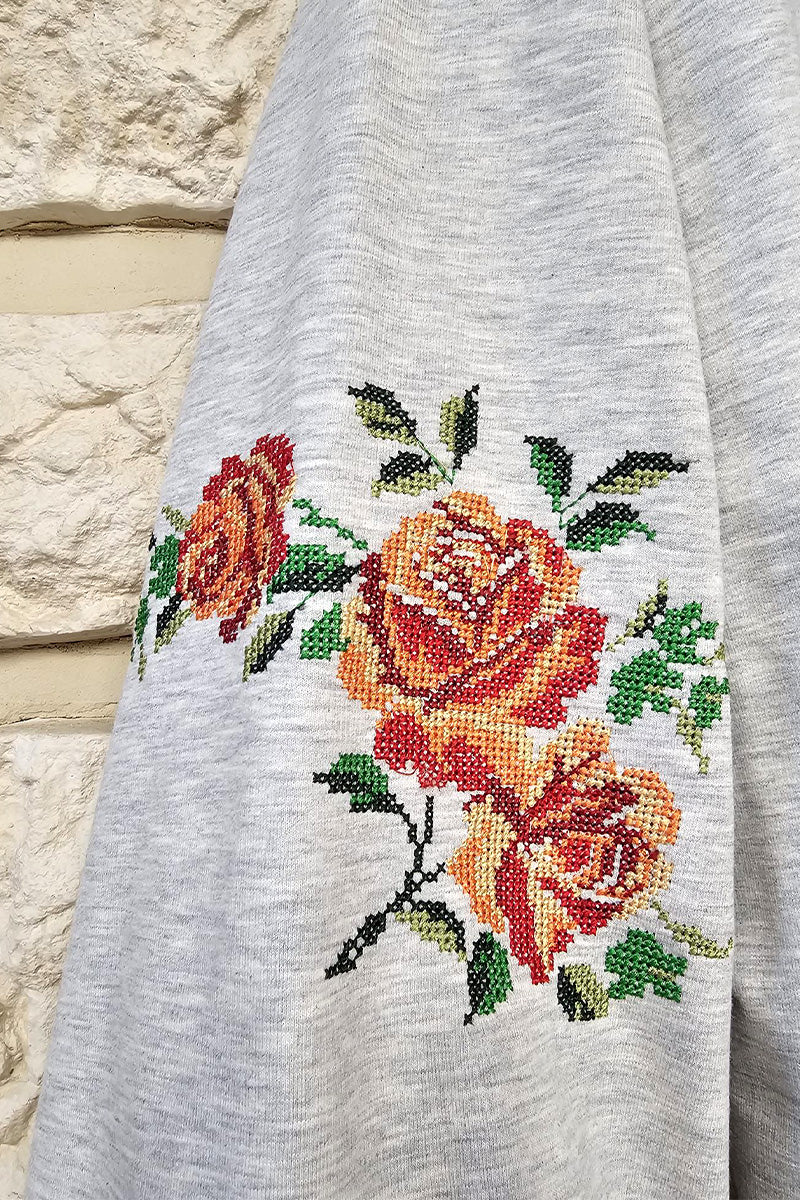 Bluză/ Hanorac de damă cu model brodat cu flori Bluză/ Hanorac de damă cu model brodat cu flori