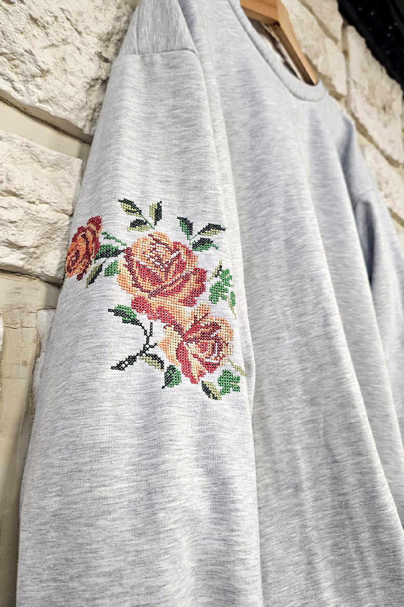 Bluză/ Hanorac de damă cu model brodat cu flori Bluză/ Hanorac de damă cu model brodat cu flori