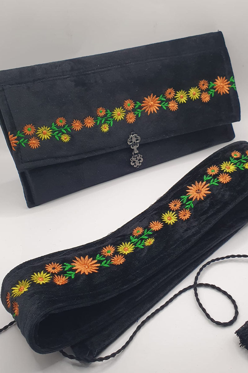 Set elegant format din geantă/ plic și brâu din catifea neagră, ornate cu broderii colorate Set elegant format din geantă/ plic și brâu din catifea neagră, ornate cu broderii colorate