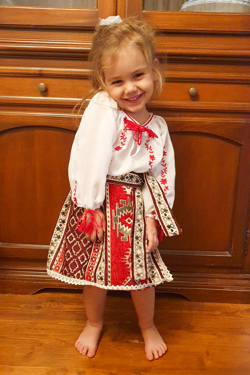 Costum popular fetiță, compus din fotă, ie și brâu, mărimi de la 2 la 13 ani Costum popular fetiță, compus din fotă, ie și brâu, mărimi de la 2 la 13 ani