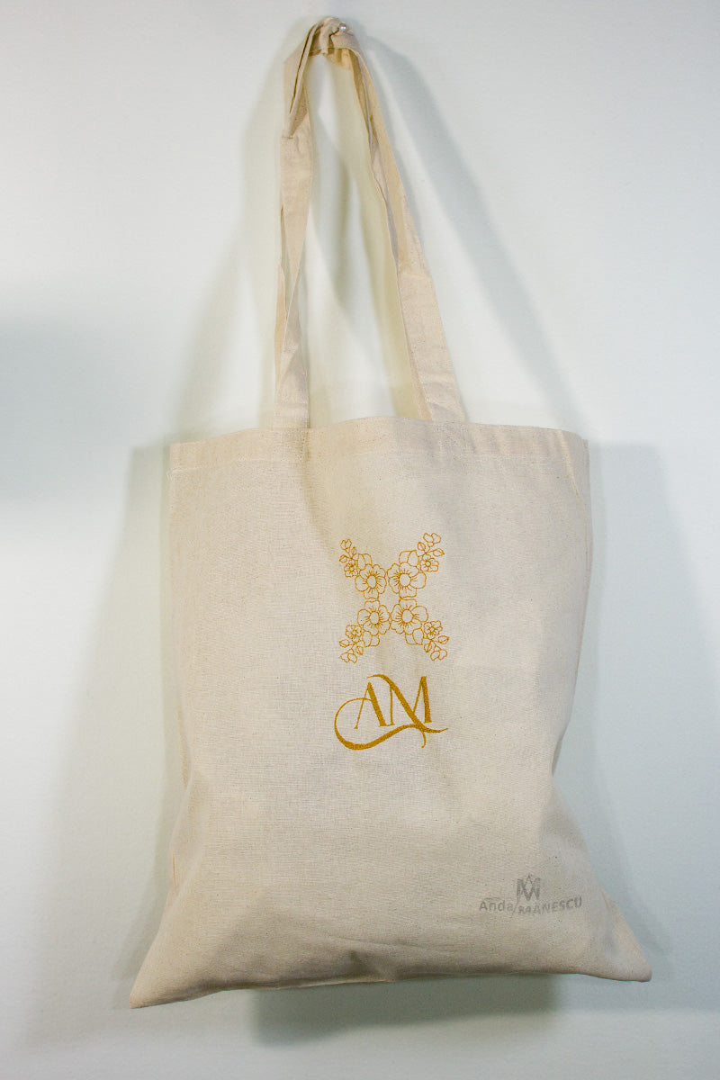 Traistuță reutilizabilă, din bumbac,  brodată cu flori sau simboluri tradiționale Traistuță reutilizabilă, din bumbac,  brodată cu flori sau simboluri tradiționale