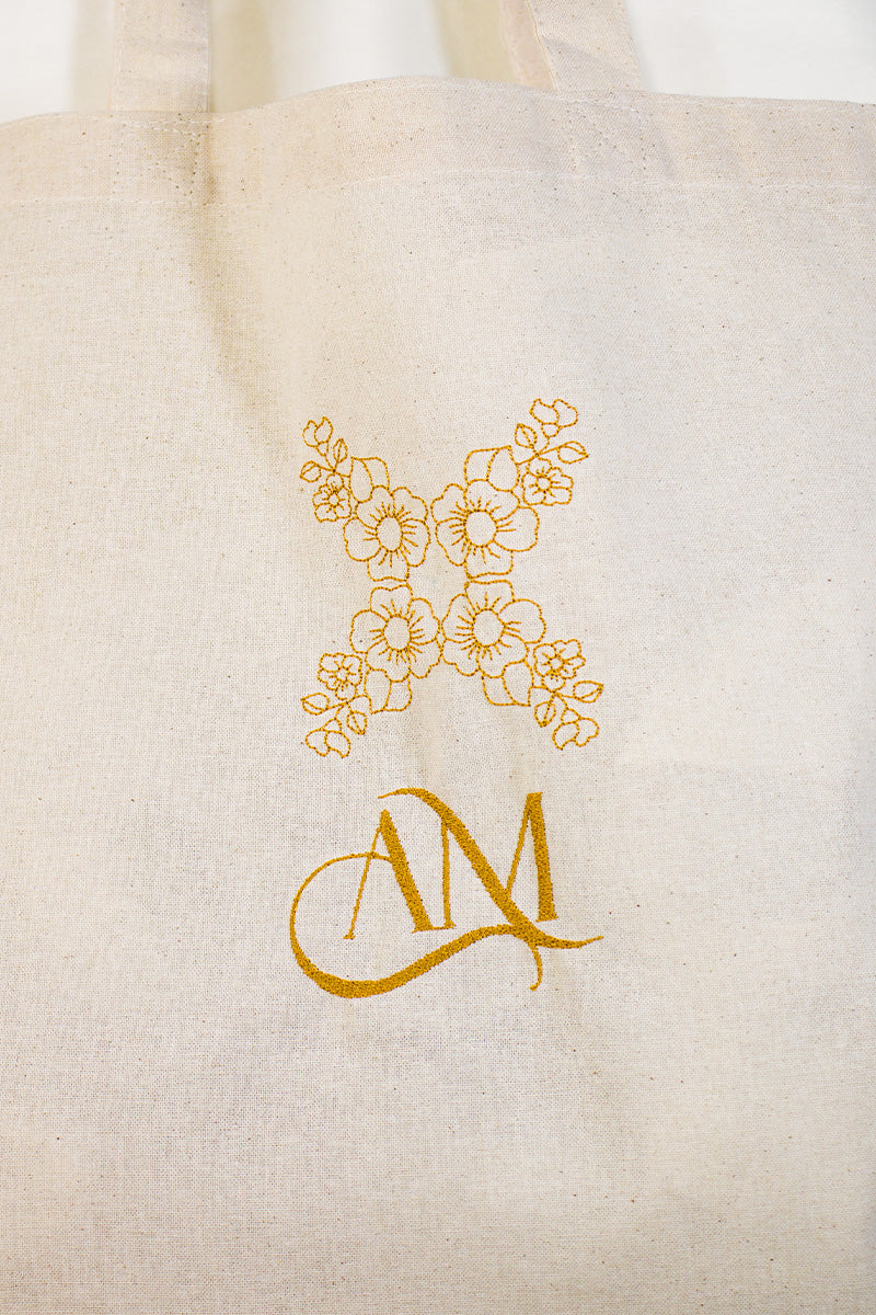 Traistuță reutilizabilă, din bumbac,  brodată cu flori sau simboluri tradiționale Traistuță reutilizabilă, din bumbac,  brodată cu flori sau simboluri tradiționale