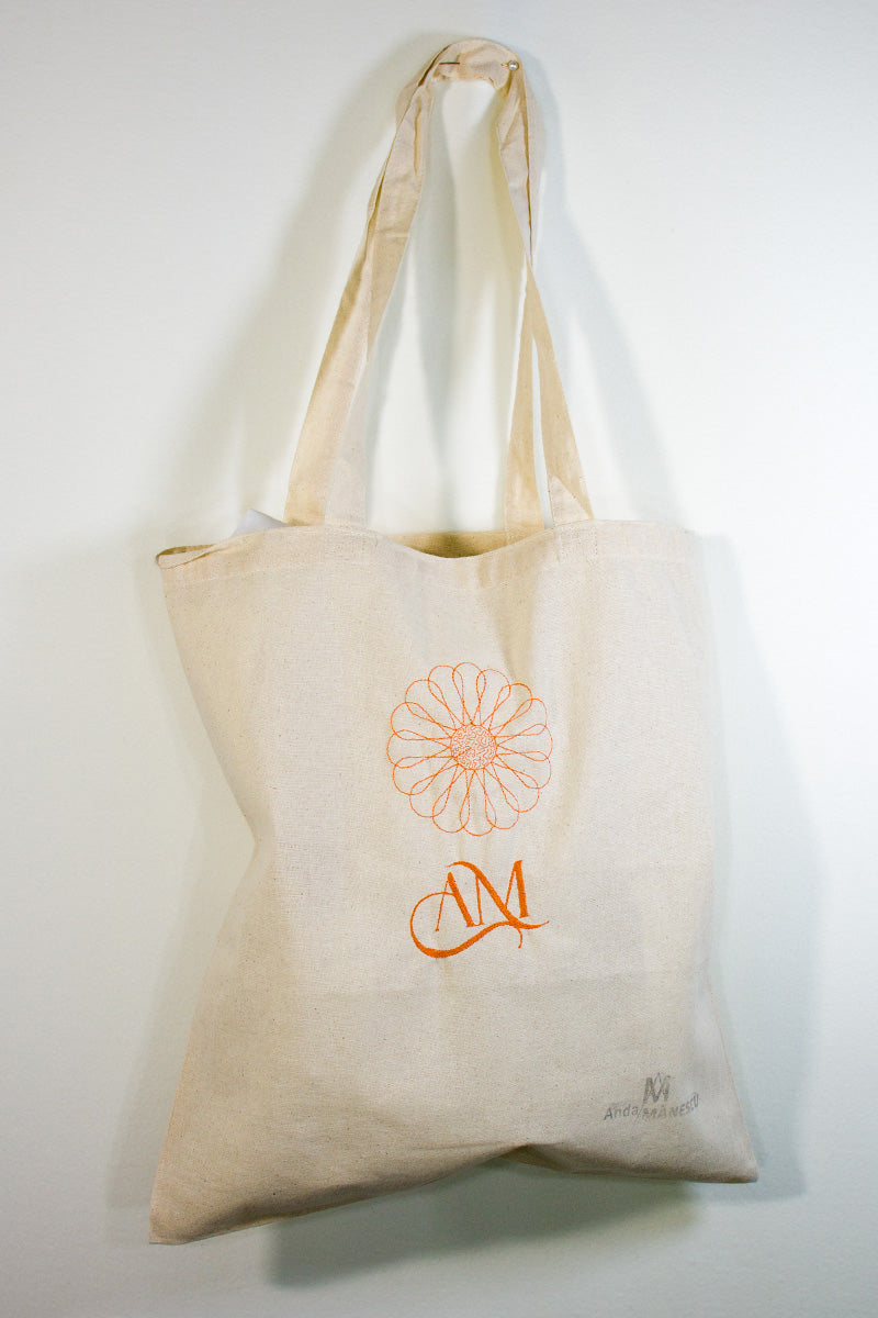 Traistuță reutilizabilă, din bumbac,  brodată cu flori sau simboluri tradiționale Traistuță reutilizabilă, din bumbac,  brodată cu flori sau simboluri tradiționale