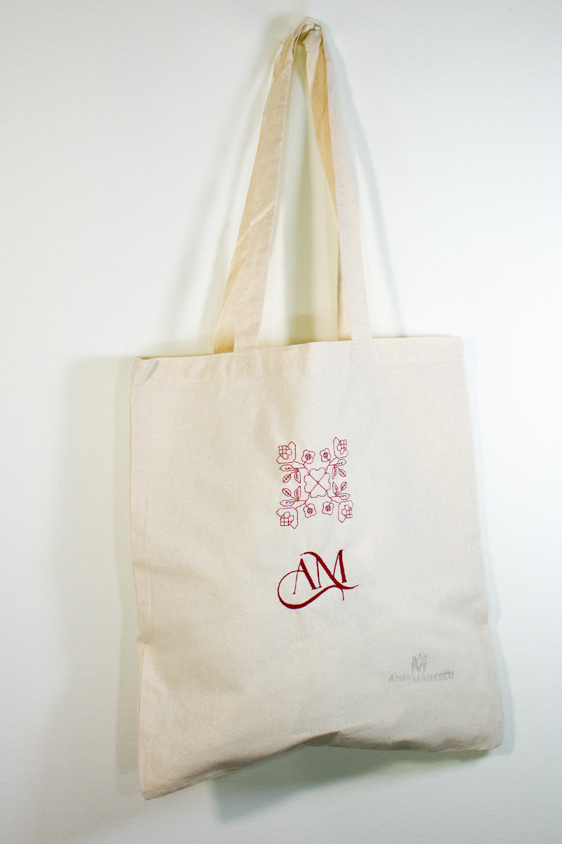 Traistuță reutilizabilă, din bumbac,  brodată cu flori sau simboluri tradiționale Traistuță reutilizabilă, din bumbac,  brodată cu flori sau simboluri tradiționale