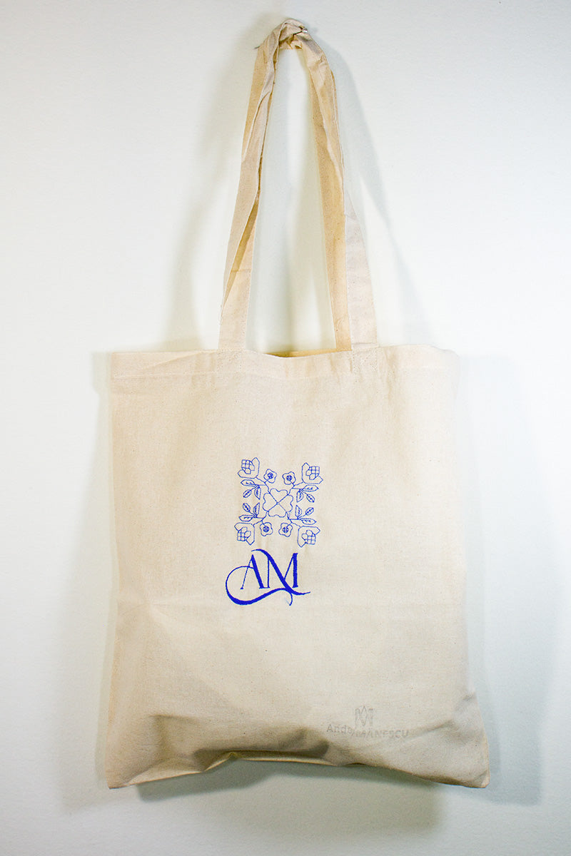 Traistuță reutilizabilă, din bumbac,  brodată cu flori sau simboluri tradiționale Traistuță reutilizabilă, din bumbac,  brodată cu flori sau simboluri tradiționale