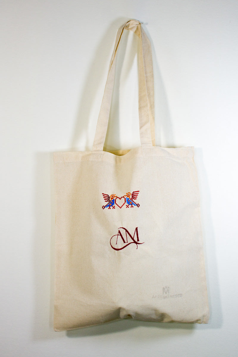 Traistuță reutilizabilă, din bumbac,  brodată cu flori sau simboluri tradiționale Traistuță reutilizabilă, din bumbac,  brodată cu flori sau simboluri tradiționale