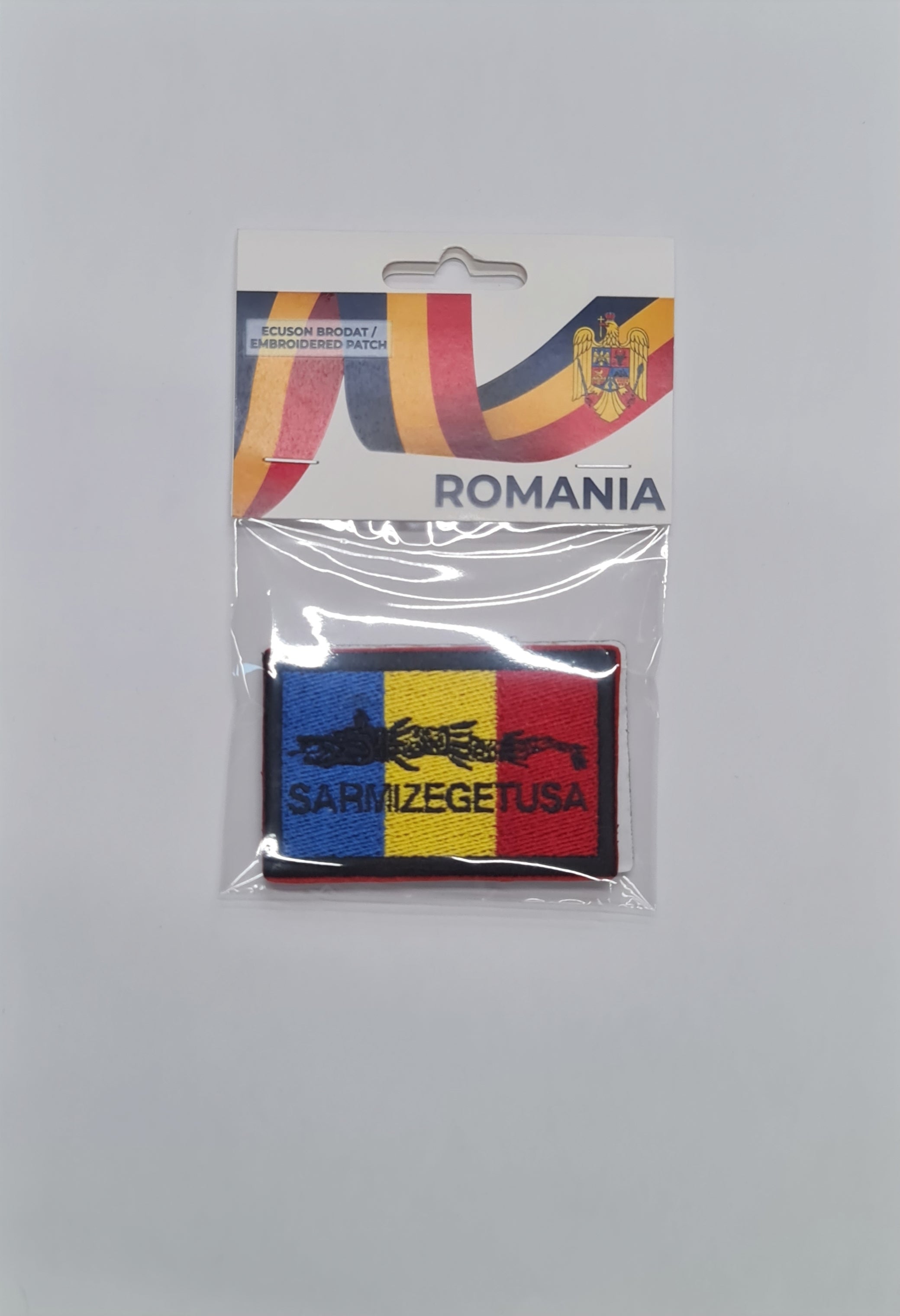 Emblemă / Patch brodată, cu folie adezivă – Tricolor cu Lupul Dacic și Sarmizegetusa Emblemă / Patch brodată, cu folie adezivă – Tricolor cu Lupul Dacic și Sarmizegetusa