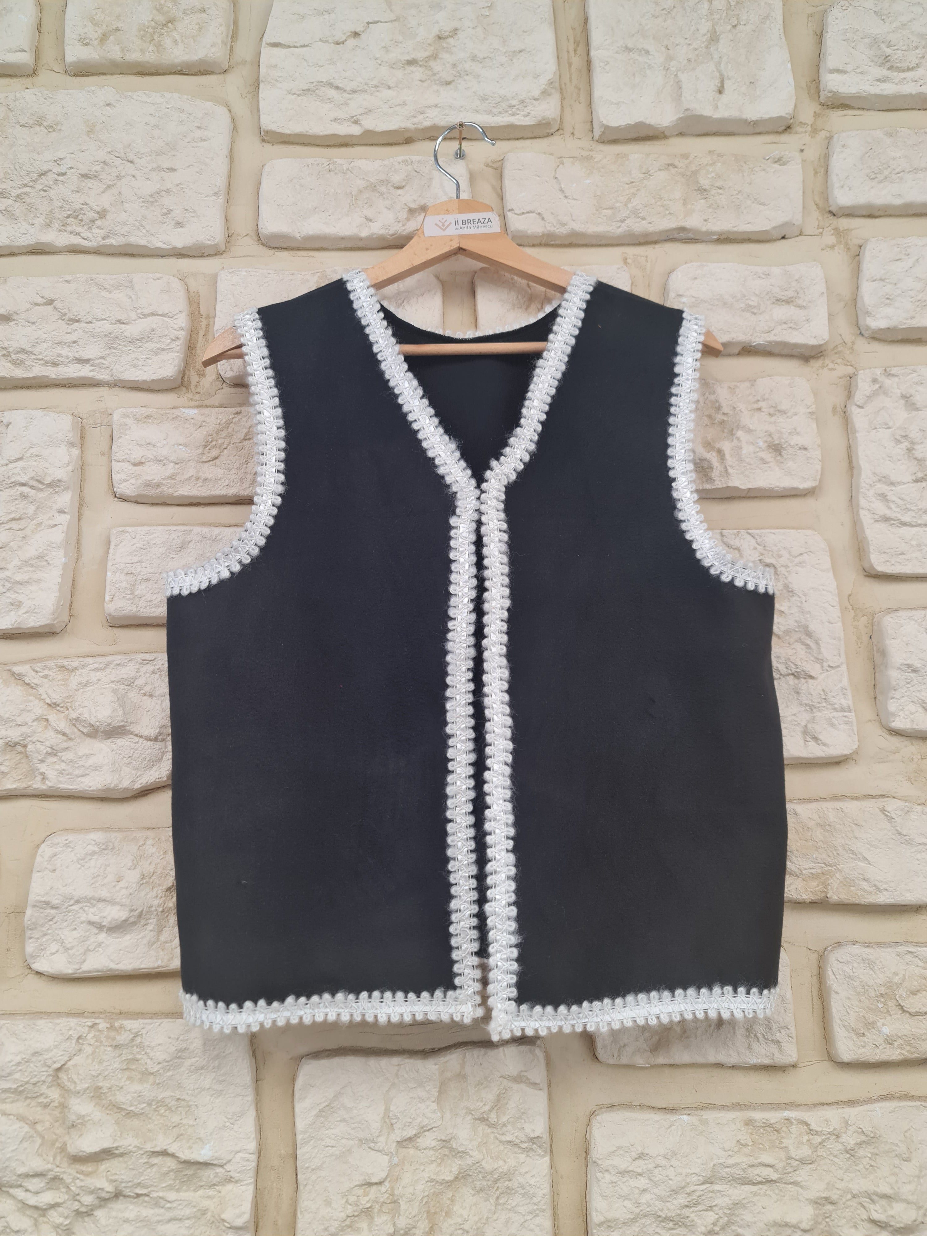 Vestă damă din stofă – simplitate cu suflet tradițional Vestă damă din stofă – simplitate cu suflet tradițional