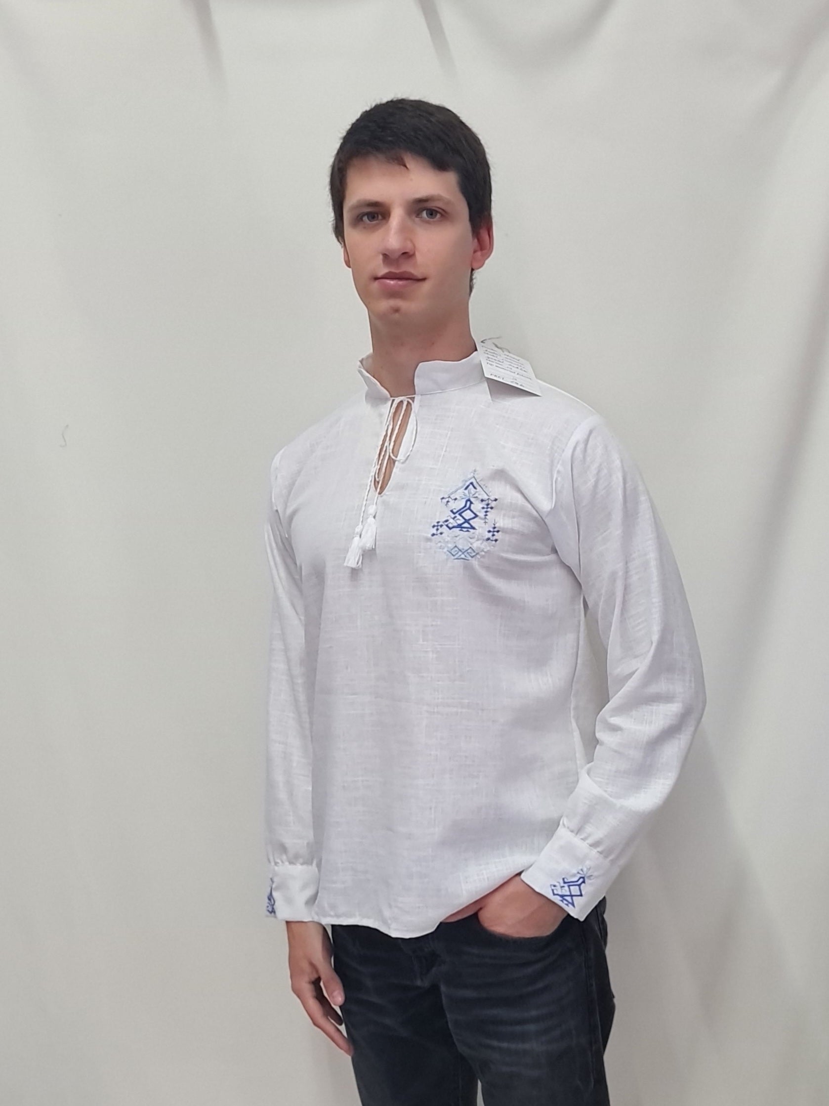 Cămașă bărbătească „Mugurel” – eleganță tradițională pe in alb Cămașă bărbătească „Mugurel” – eleganță tradițională pe in alb