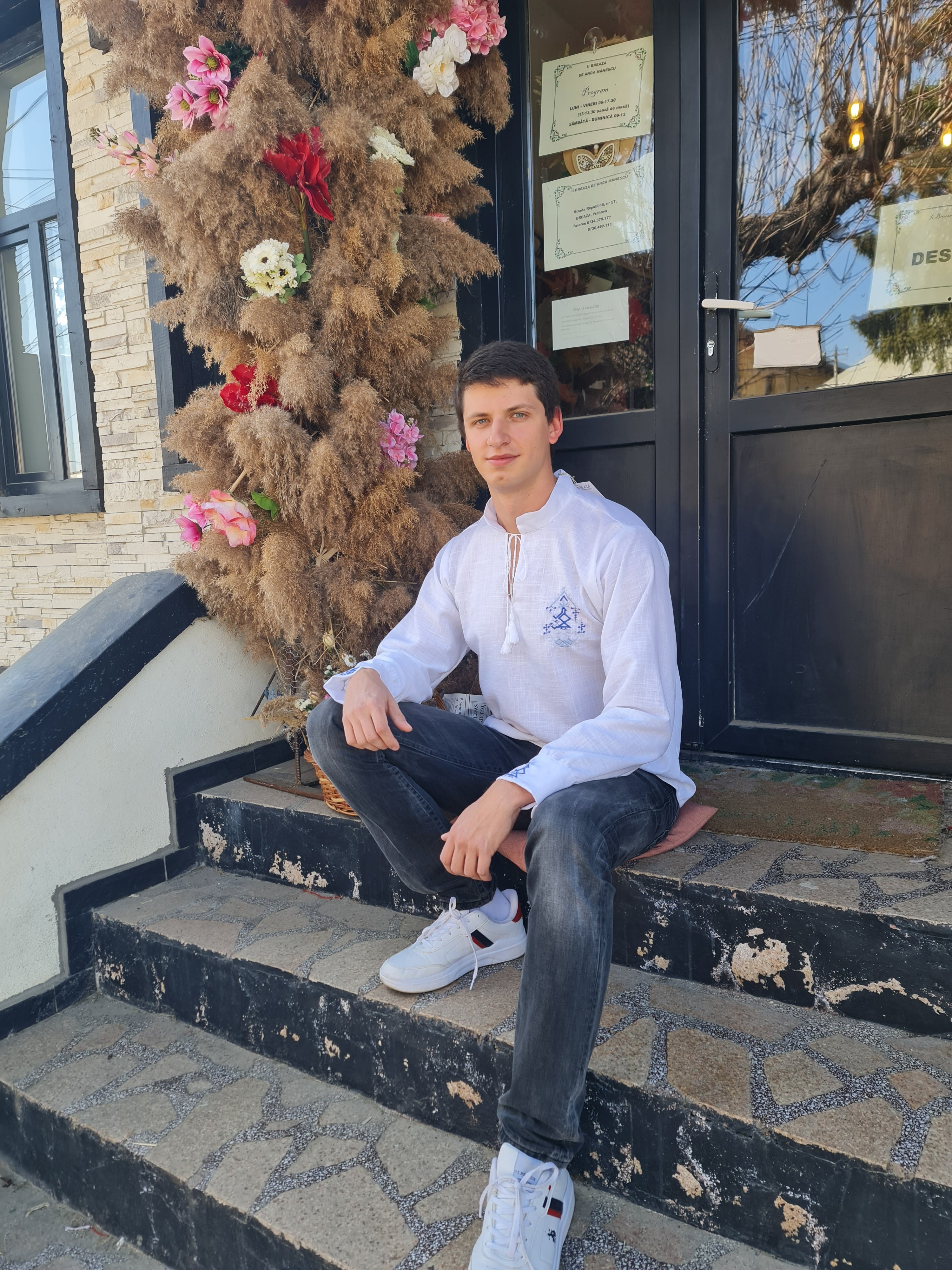 Cămașă bărbătească „Mugurel” – eleganță tradițională pe in alb Cămașă bărbătească „Mugurel” – eleganță tradițională pe in alb