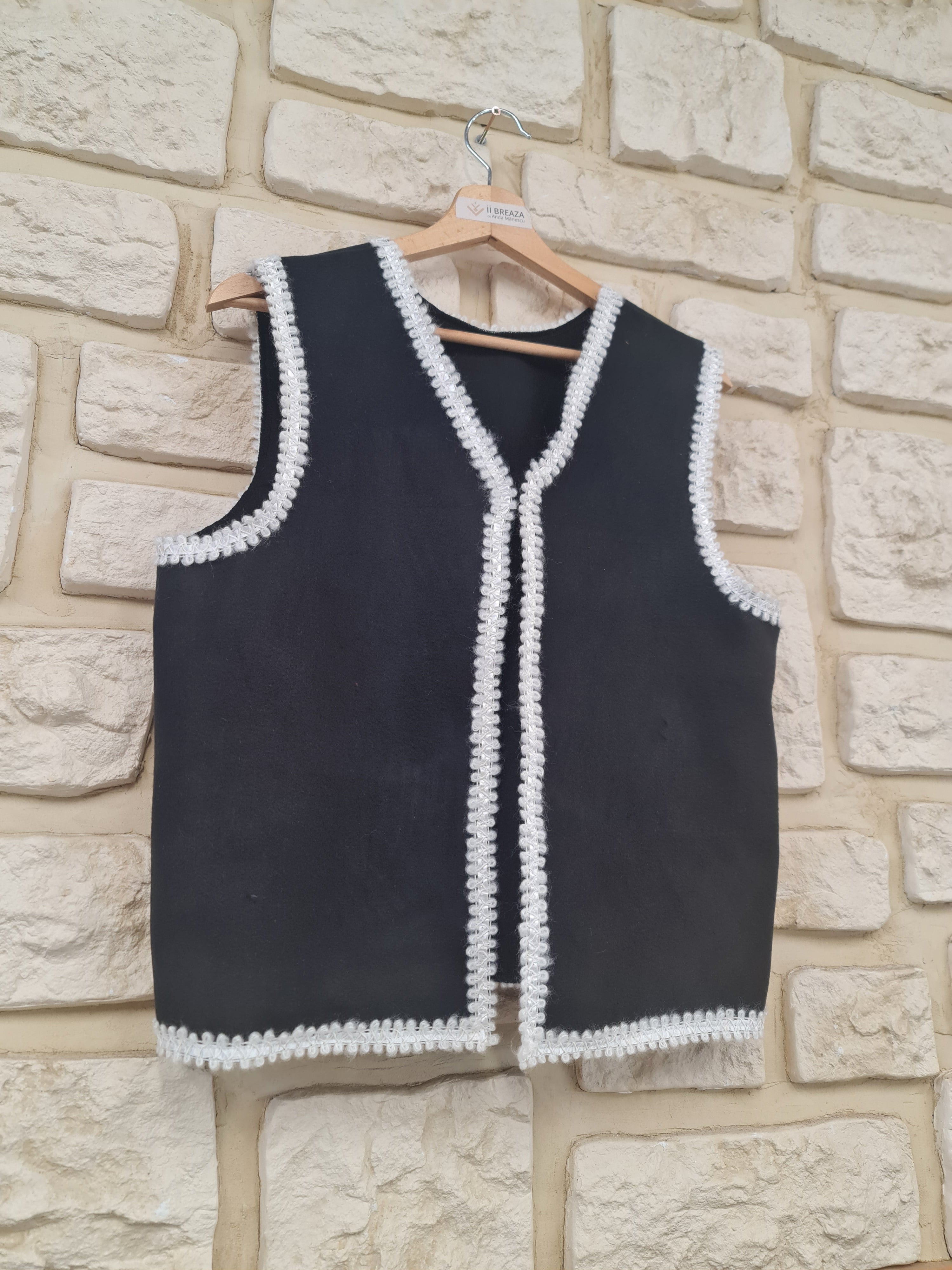 Vestă damă din stofă – simplitate cu suflet tradițional Vestă damă din stofă – simplitate cu suflet tradițional