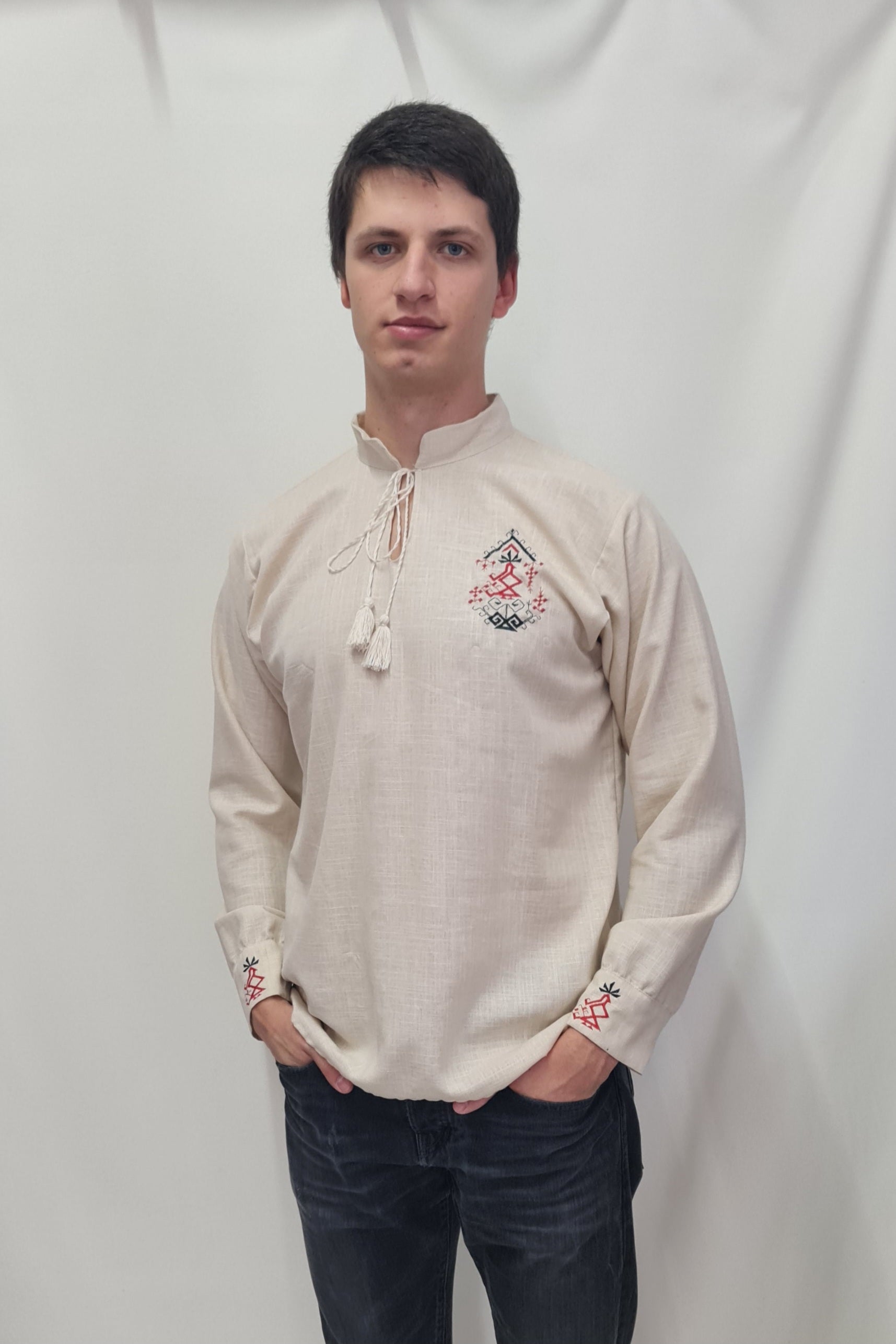 Cămașă bărbătească „Mugurel” – eleganță tradițională pe in crem Cămașă bărbătească „Mugurel” – eleganță tradițională pe in crem