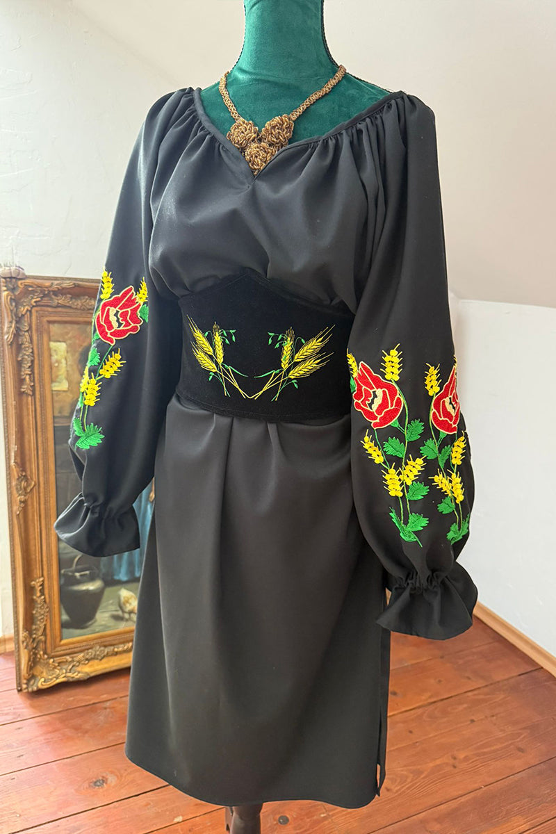 Rochie clasică cu maci brodați pe mâneci Rochie clasică cu maci brodați pe mâneci