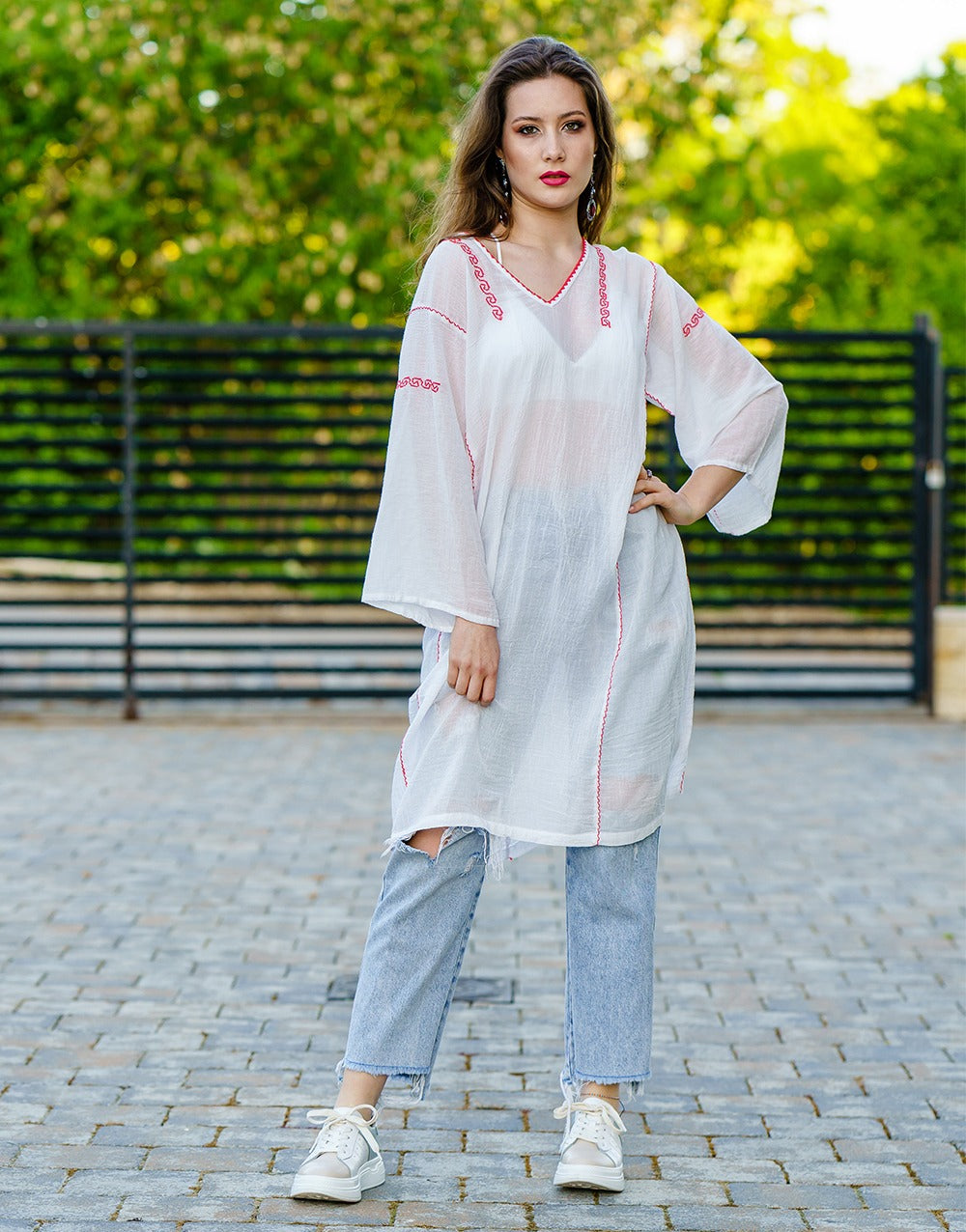 Rochie Elena, creată în spiritul tradiției, broderie manuală Rochie Elena, creată în spiritul tradiției, broderie manuală