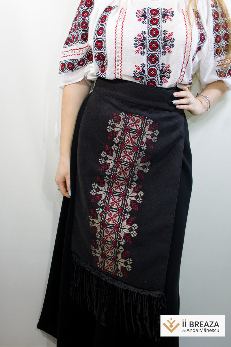 Șorț stilizat, model tradițional ”Roatele” Șorț stilizat, model tradițional ”Roatele”