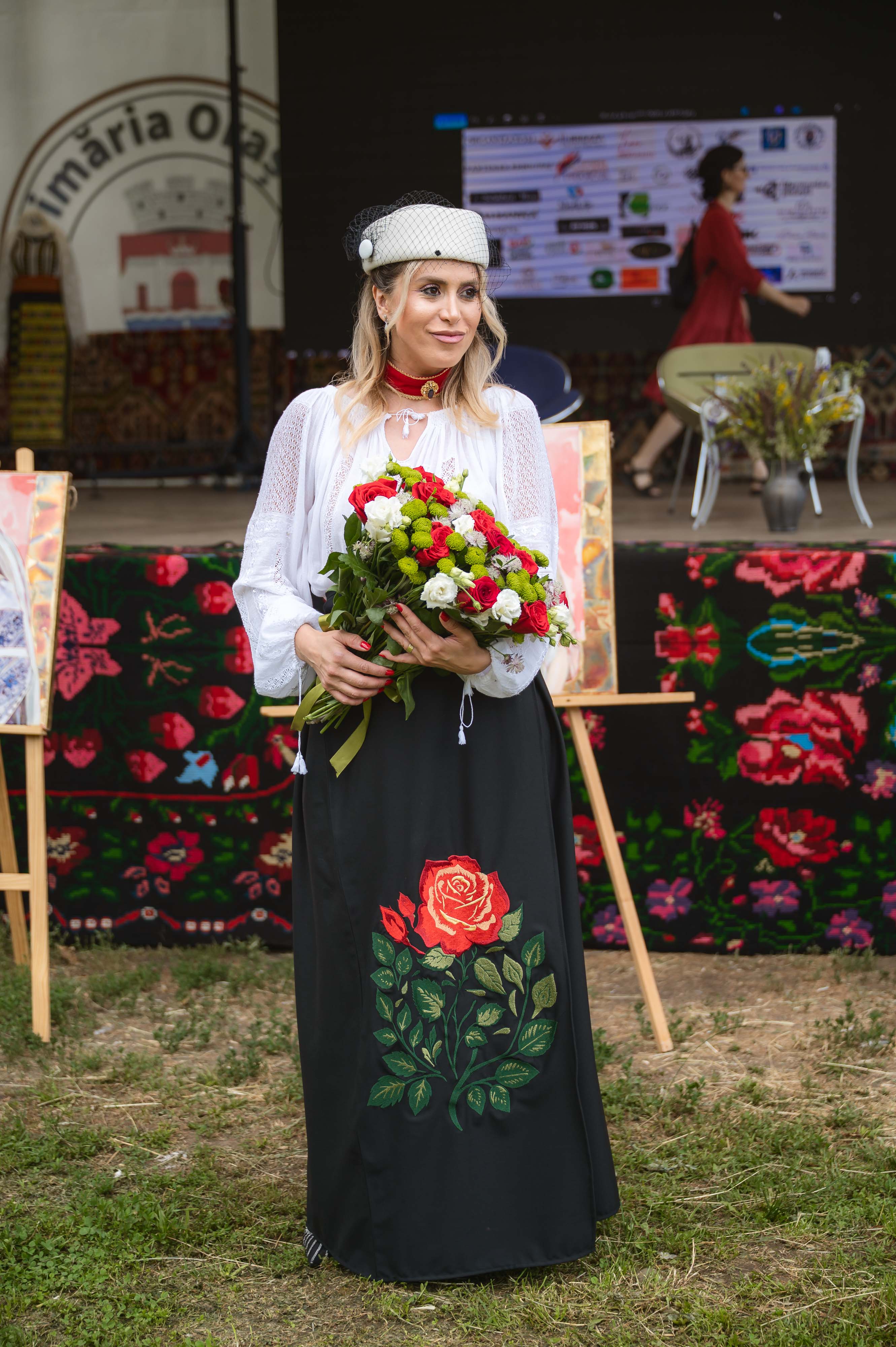 Fustă gen fotă brodată cu trandafir