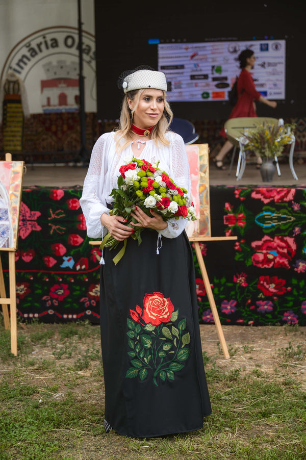 Fustă gen fotă brodată cu trandafir