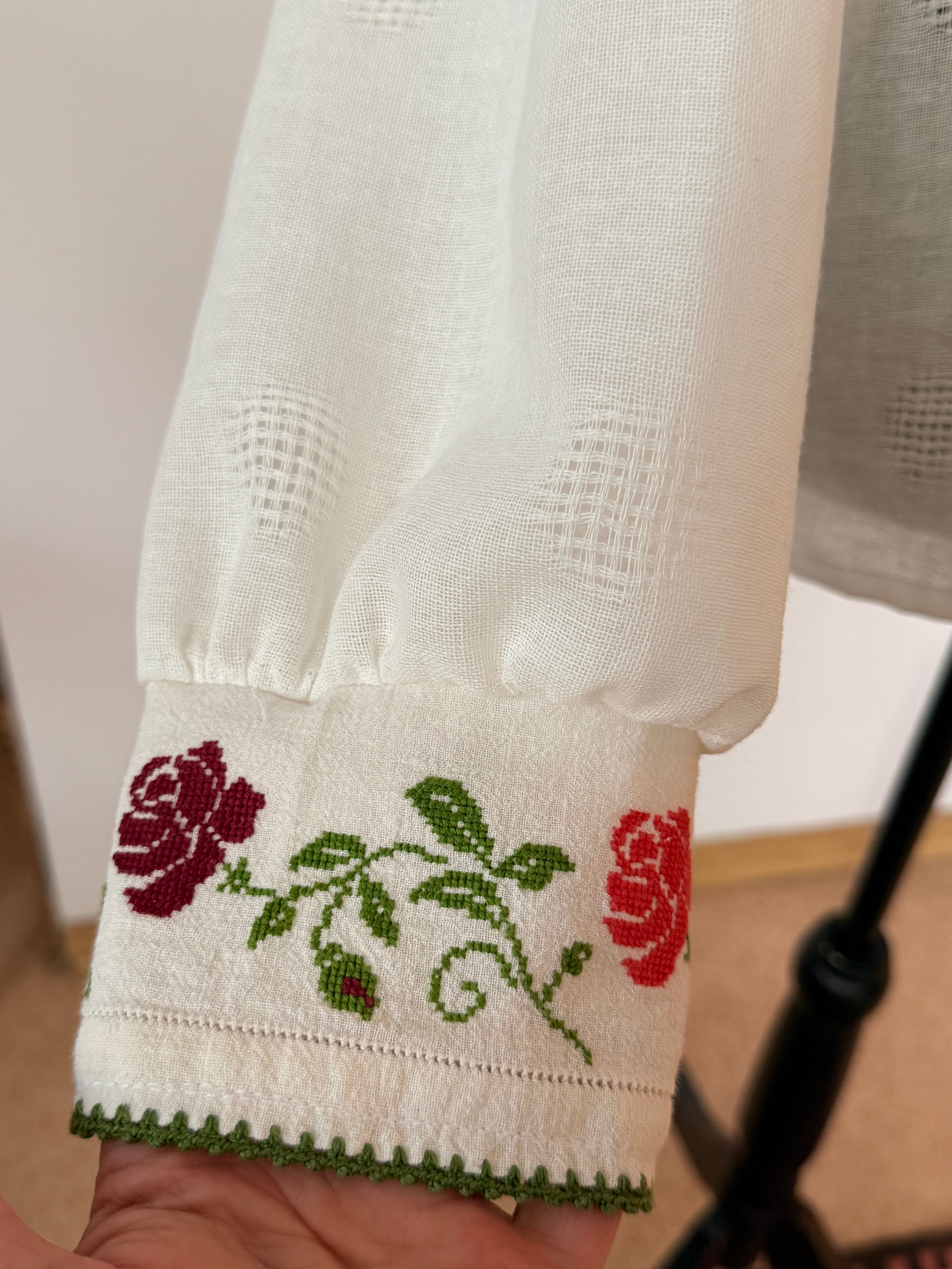 Bluza cu aplicație vintage - Trandafiri