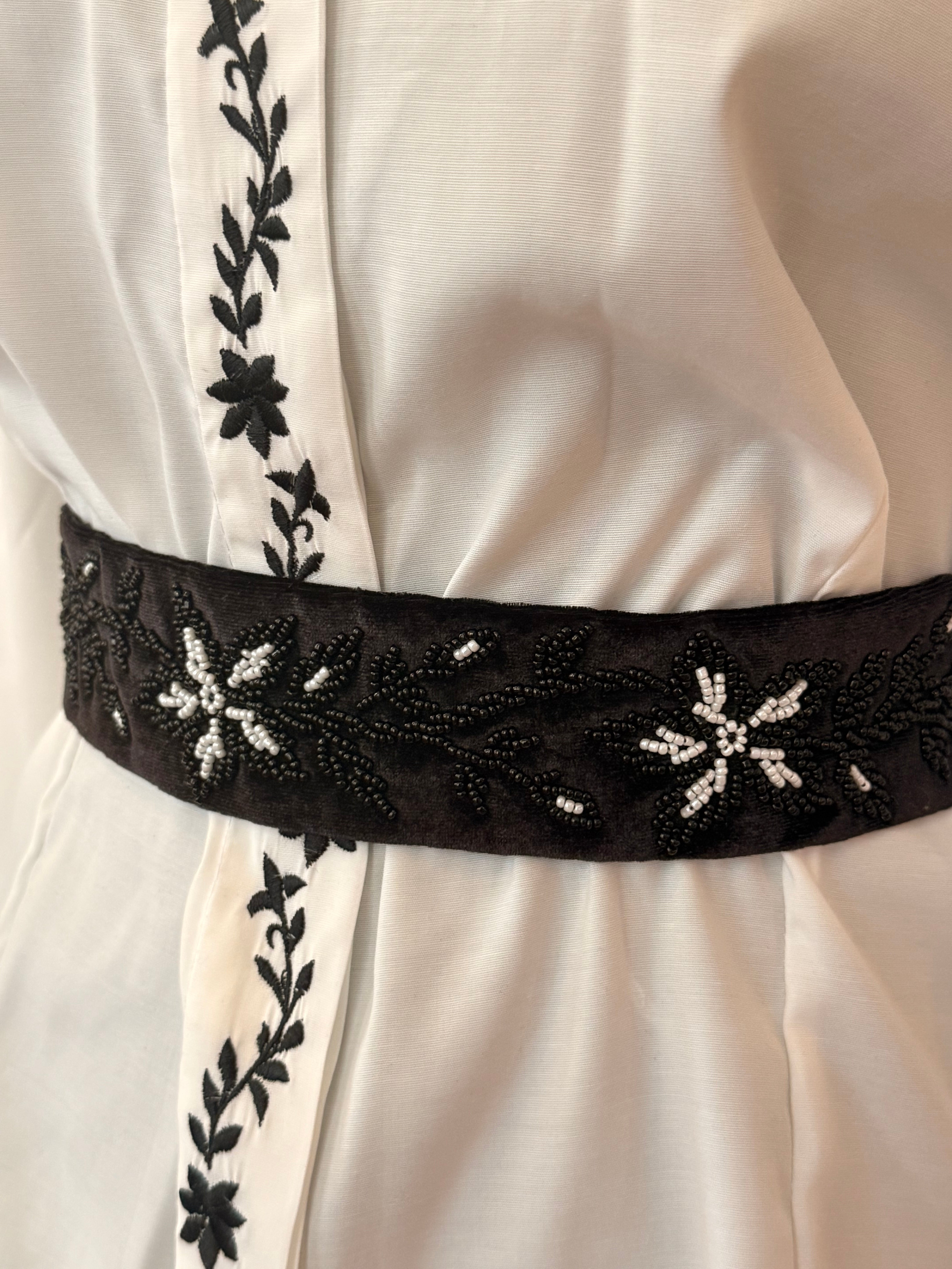 Brâu elegant, brodat cu mărgele, pe catifea