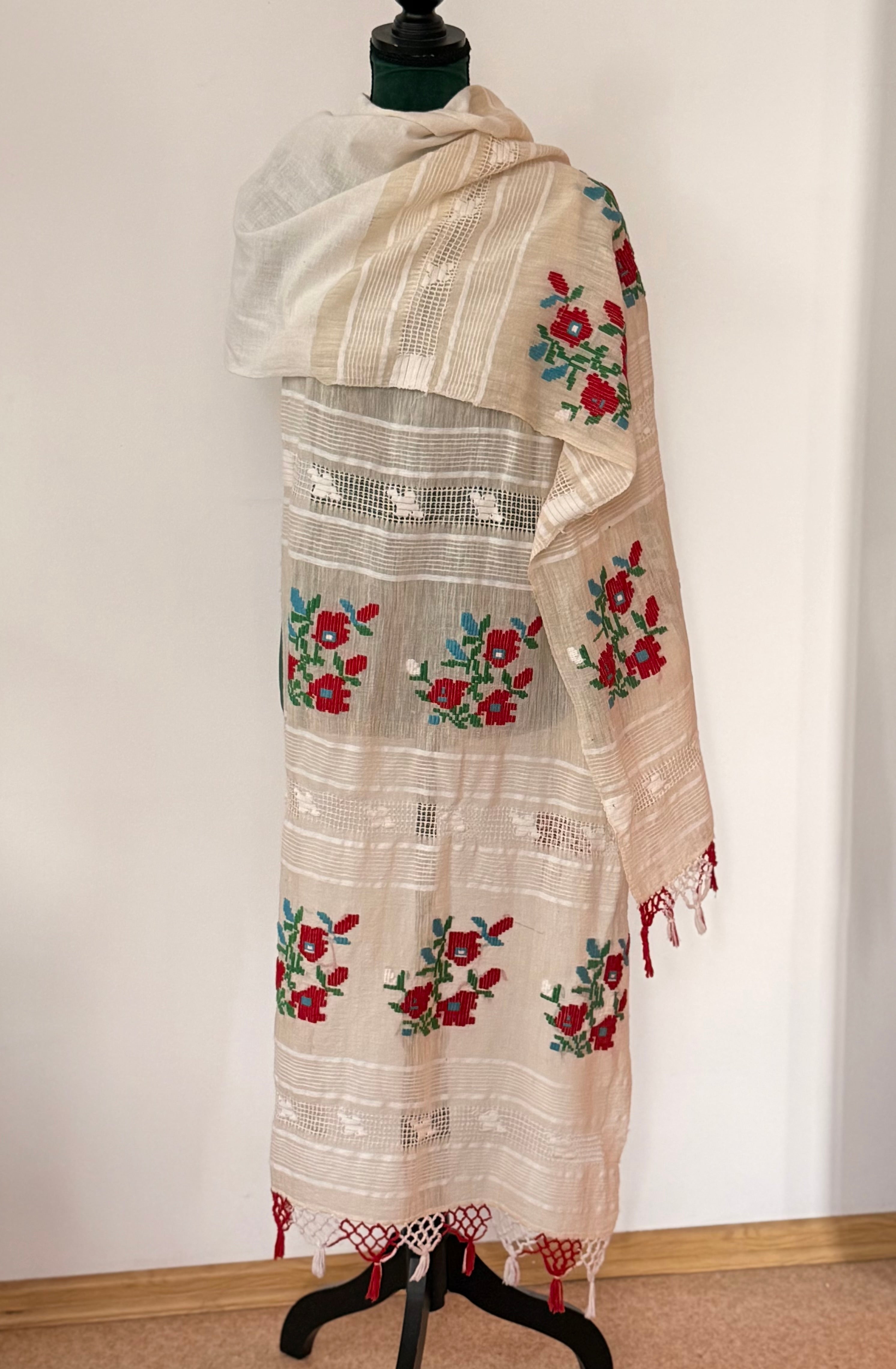 Maramǎ de borangic, brodatǎ cu flori - produs vintage