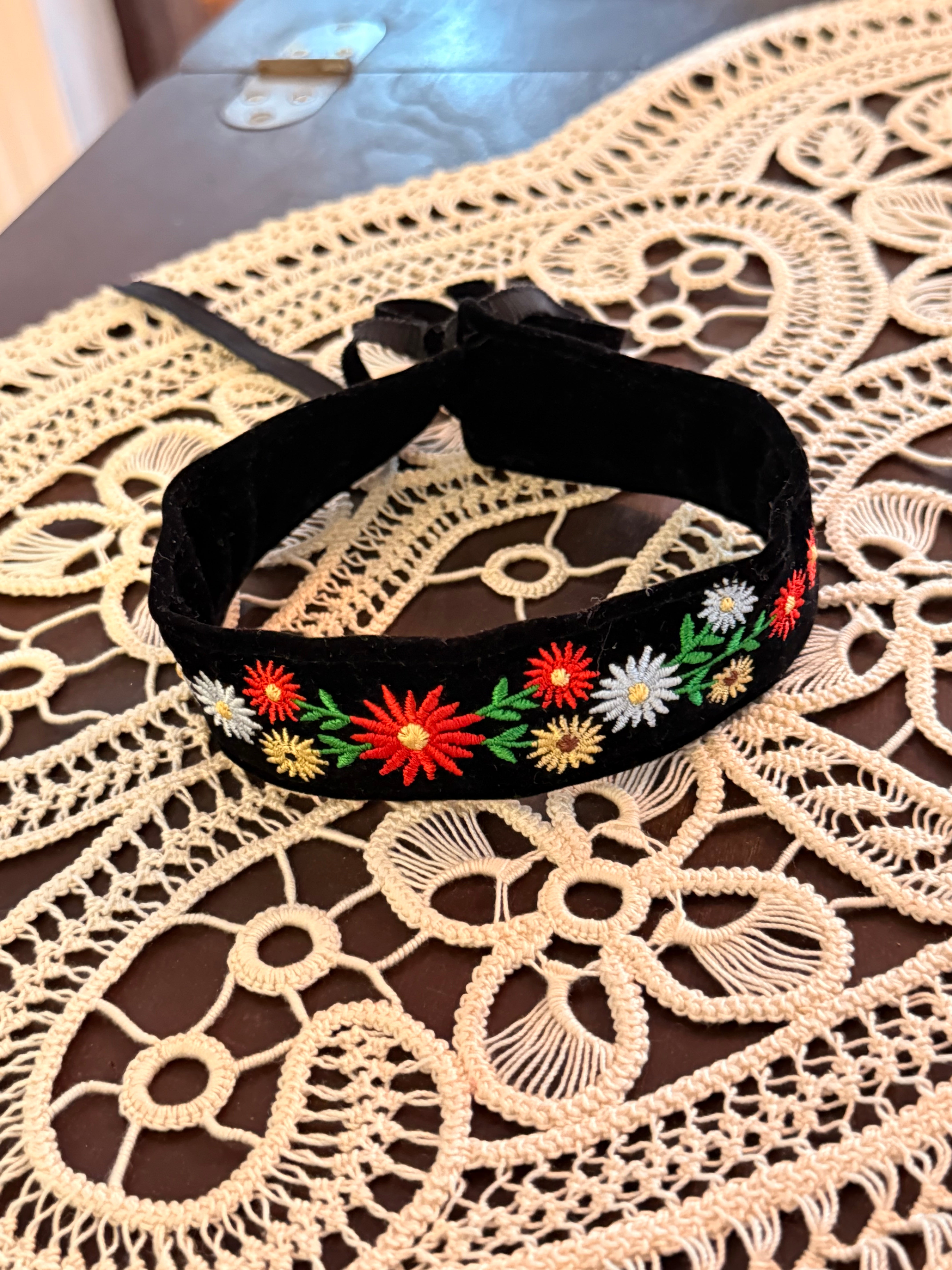 Choker brodat pe catifea cu model "Floricele multicolore"