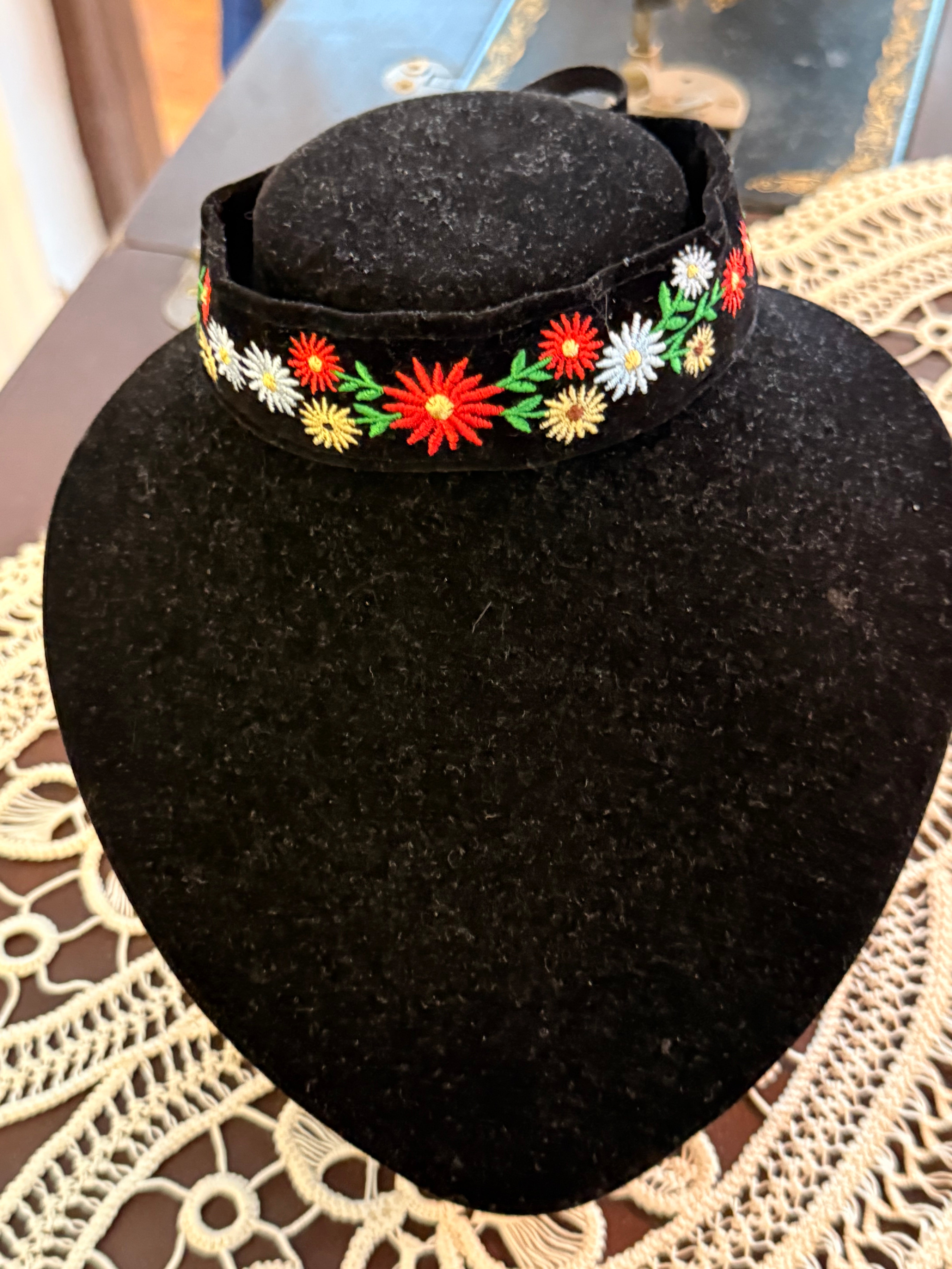 Choker brodat pe catifea cu model "Floricele multicolore"