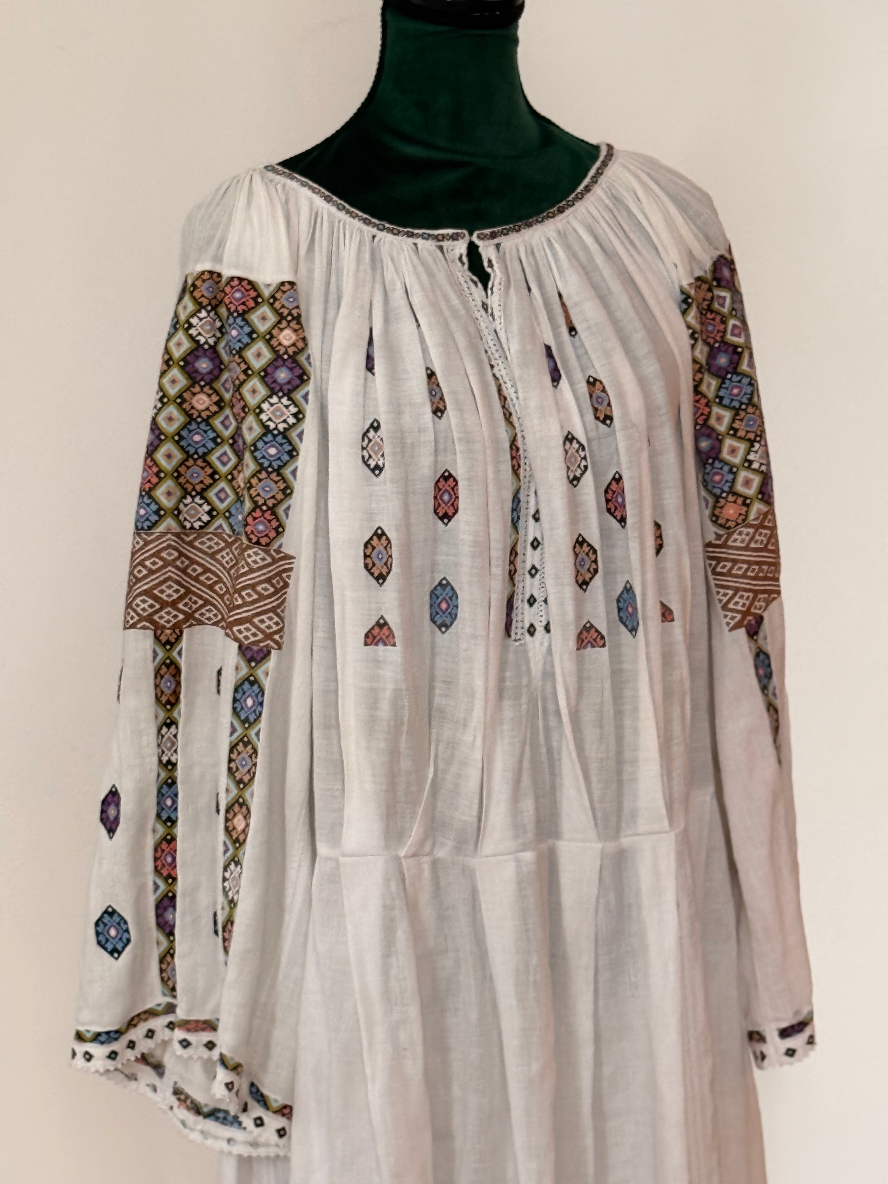 Rochie brodatǎ foarte mărunt - produs vintage