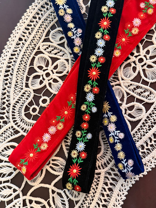 Brâu de catifea, brodat cu floricele multicolore