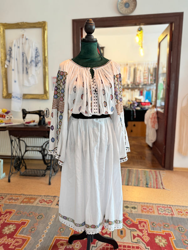 Rochie brodatǎ foarte mărunt - produs vintage