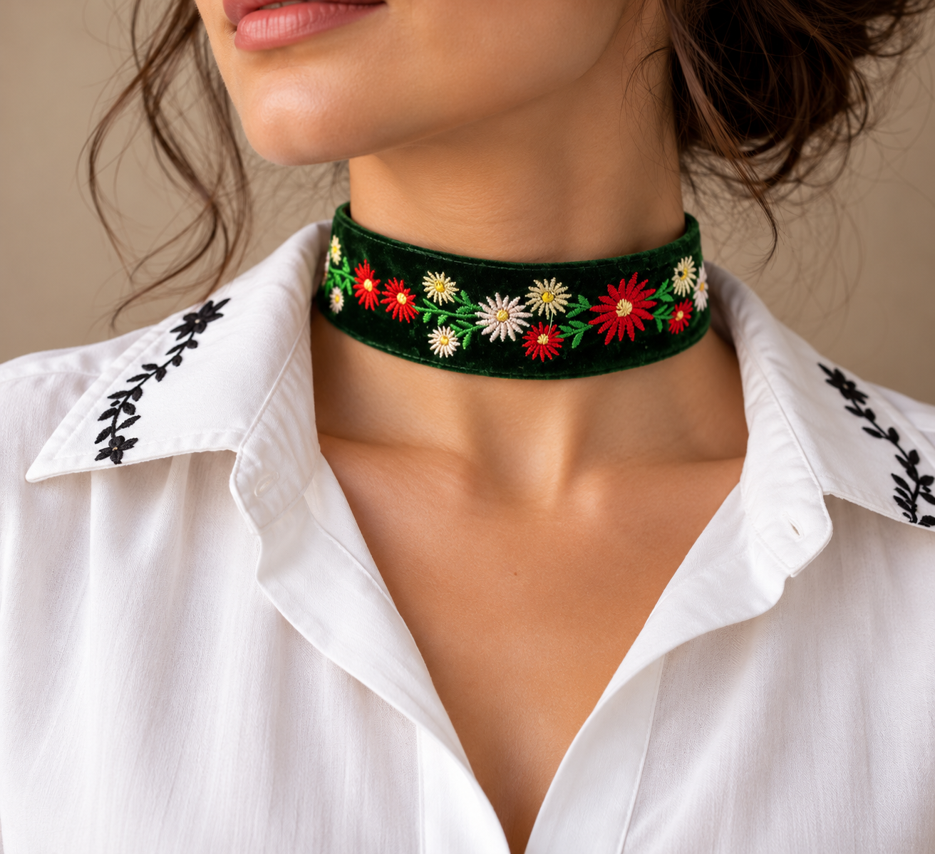 Choker brodat pe catifea cu model "Floricele multicolore"