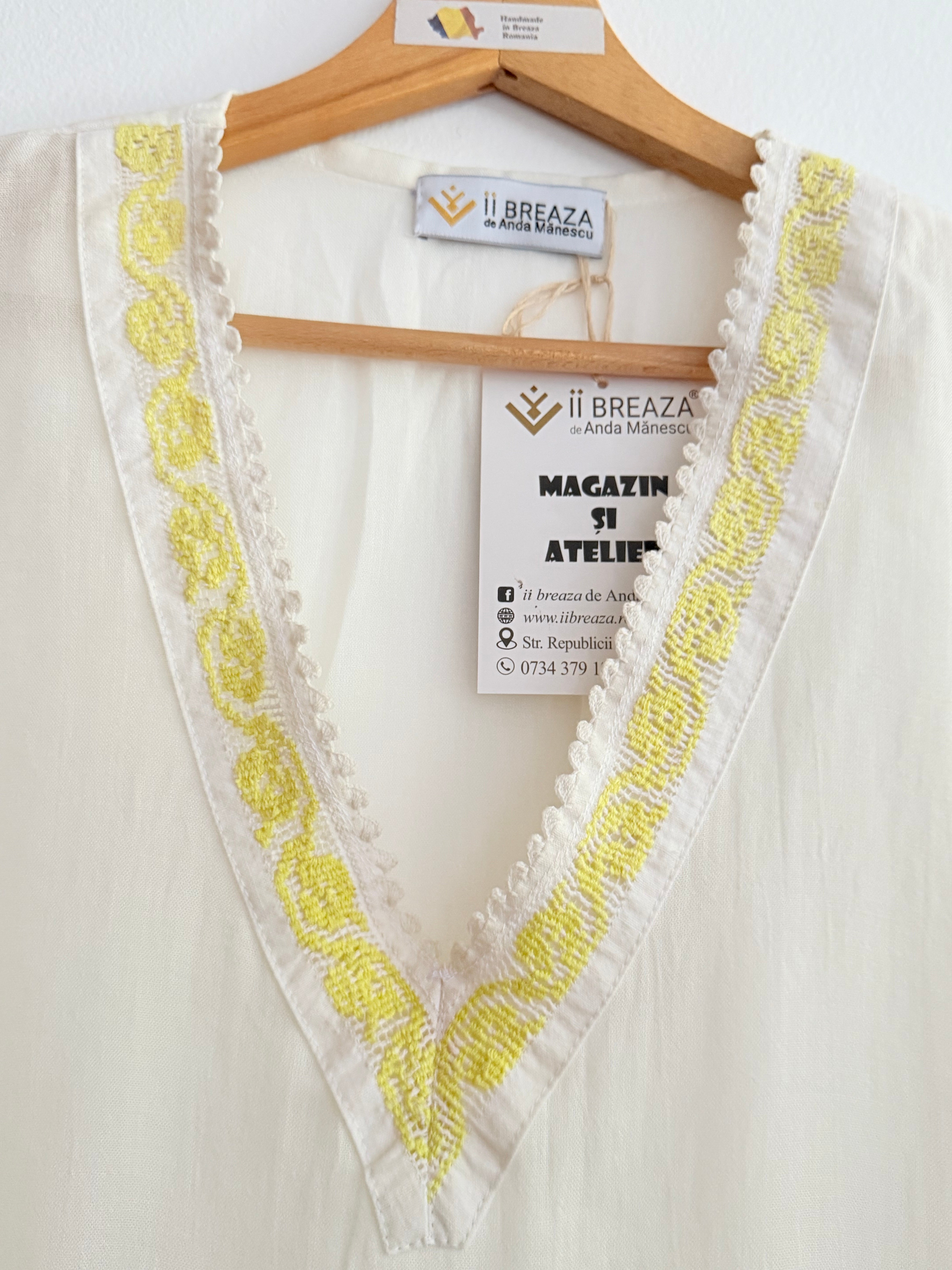Bluză cu aplicație vintage ajurată