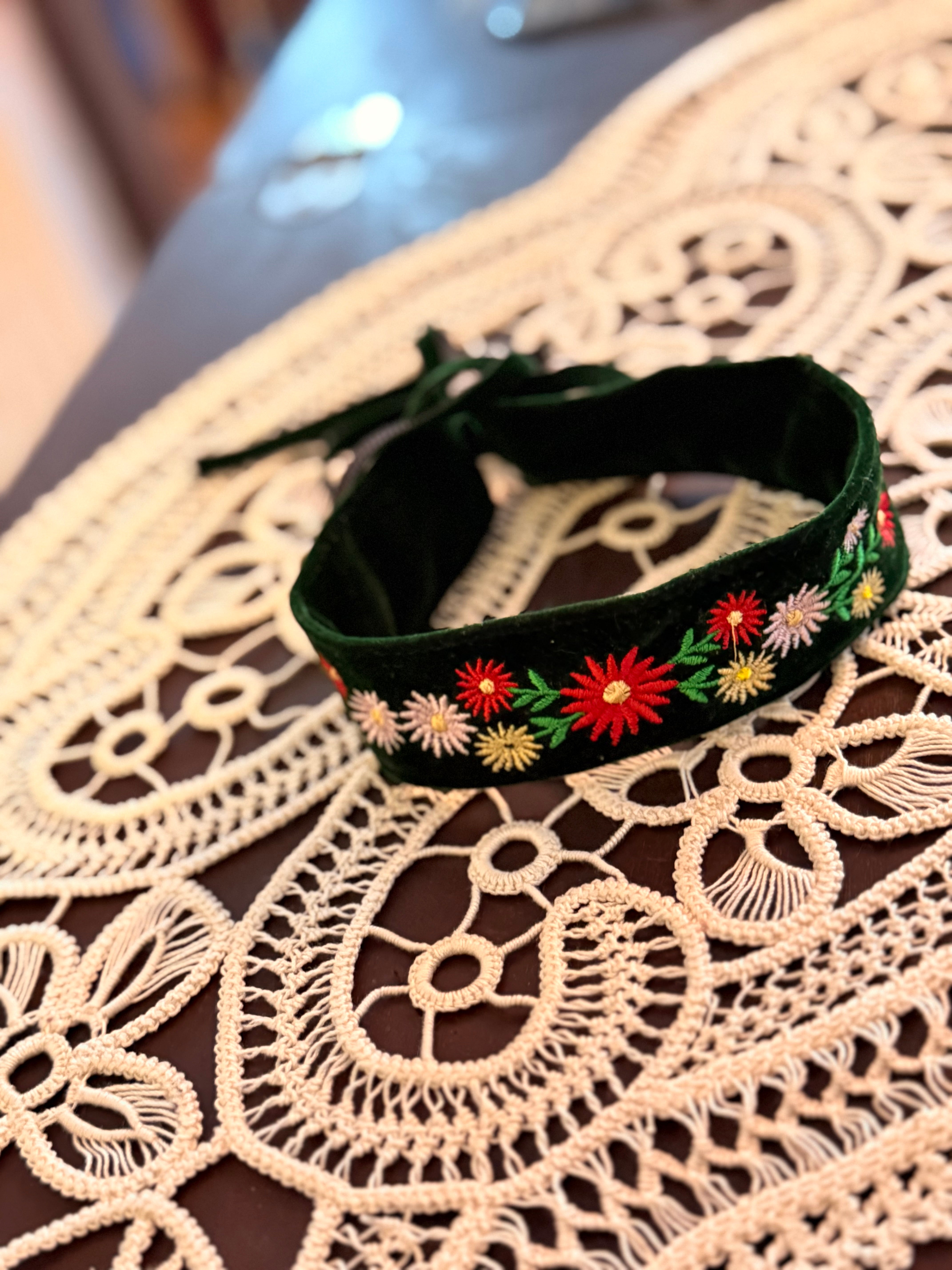 Choker brodat pe catifea cu model "Floricele multicolore"