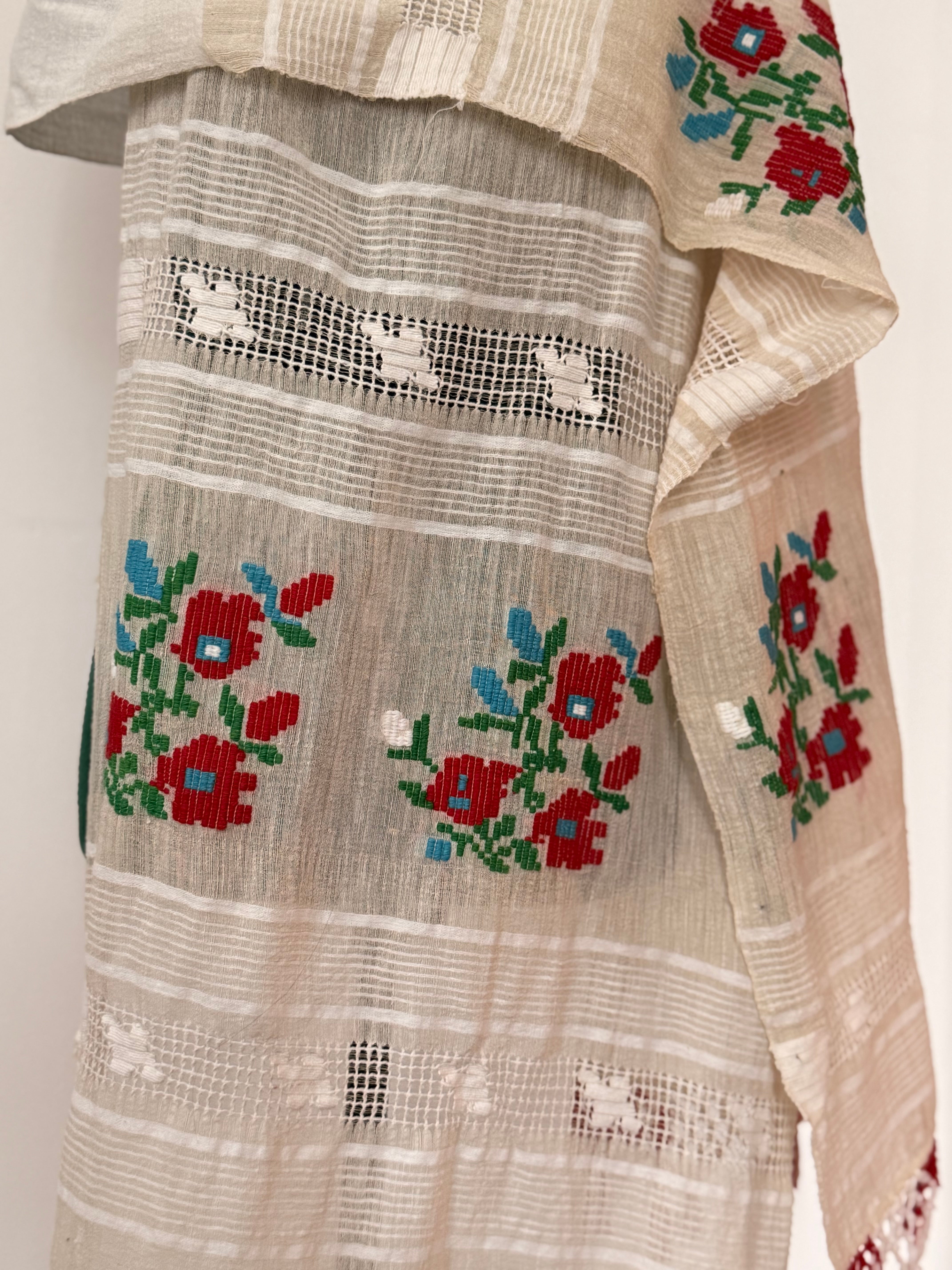 Maramǎ de borangic, brodatǎ cu flori - produs vintage