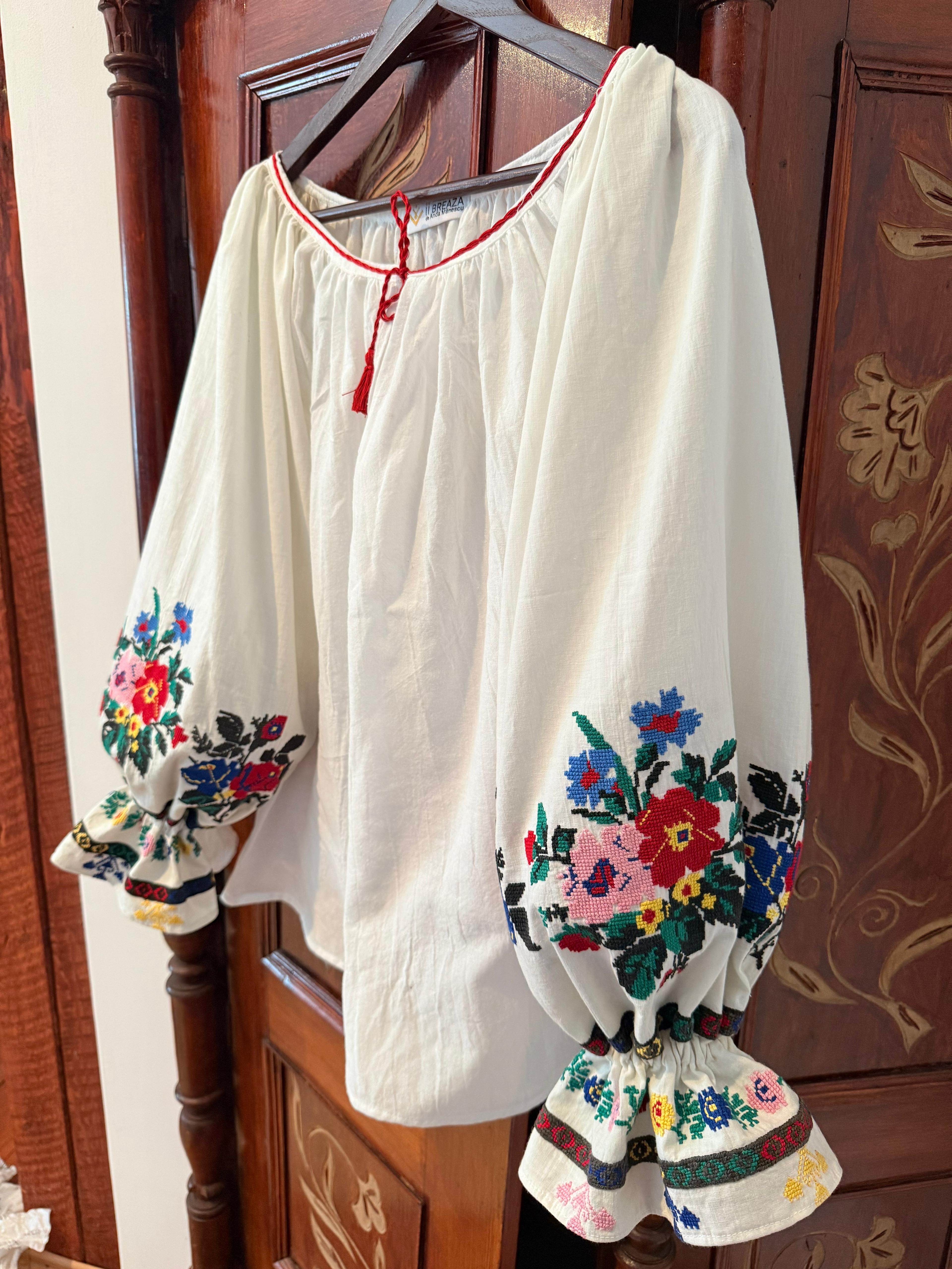 Bluză cu mâneci vintage brodate manual cu flori