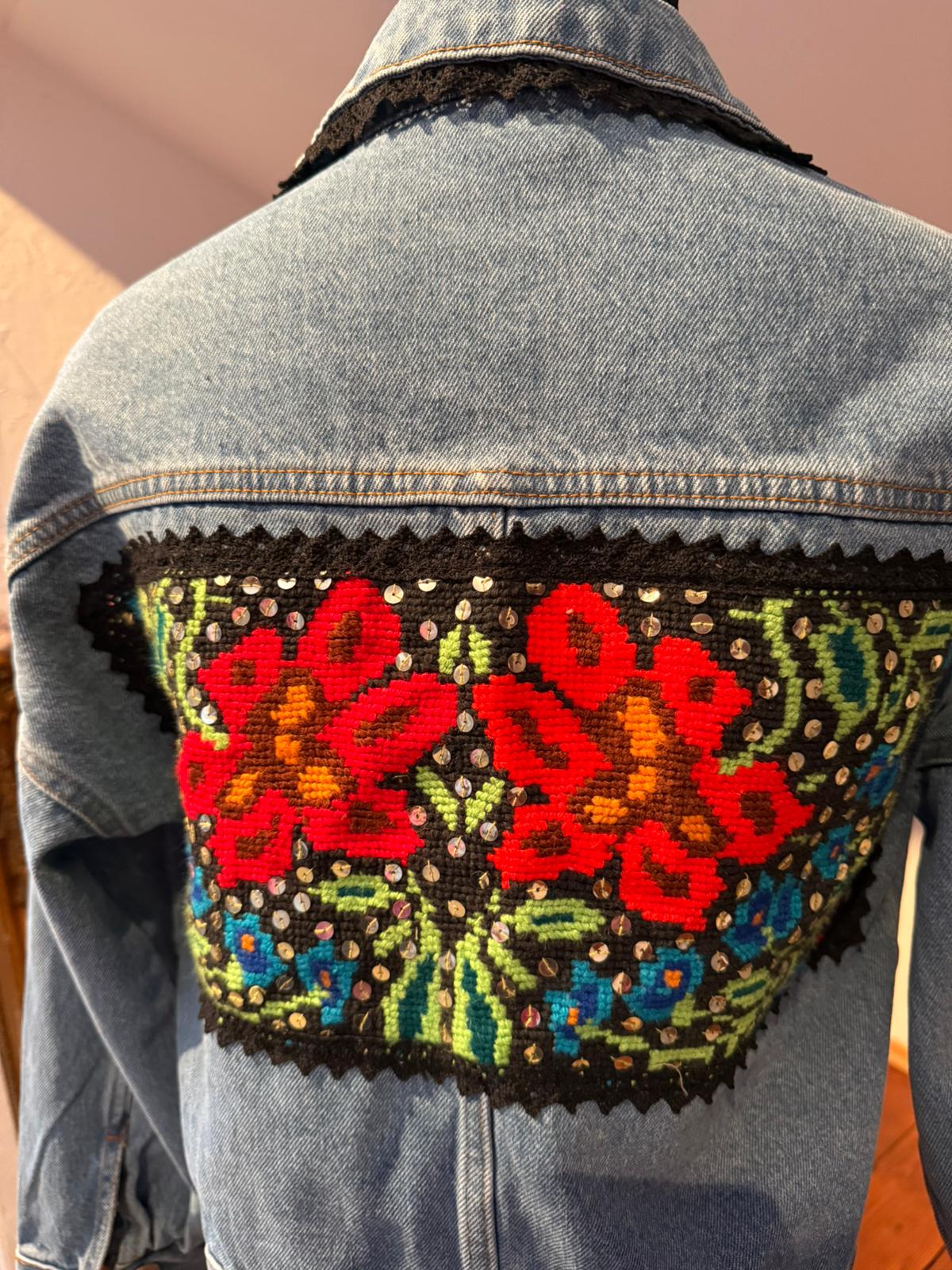 Geacă de blugi cu broderie manuală vintage, aplicată pe spate