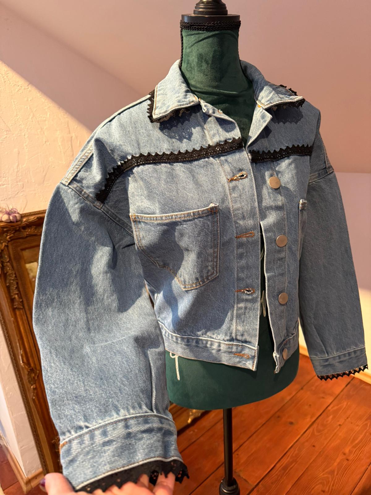 Geacă de blugi cu broderie manuală vintage, aplicată pe spate