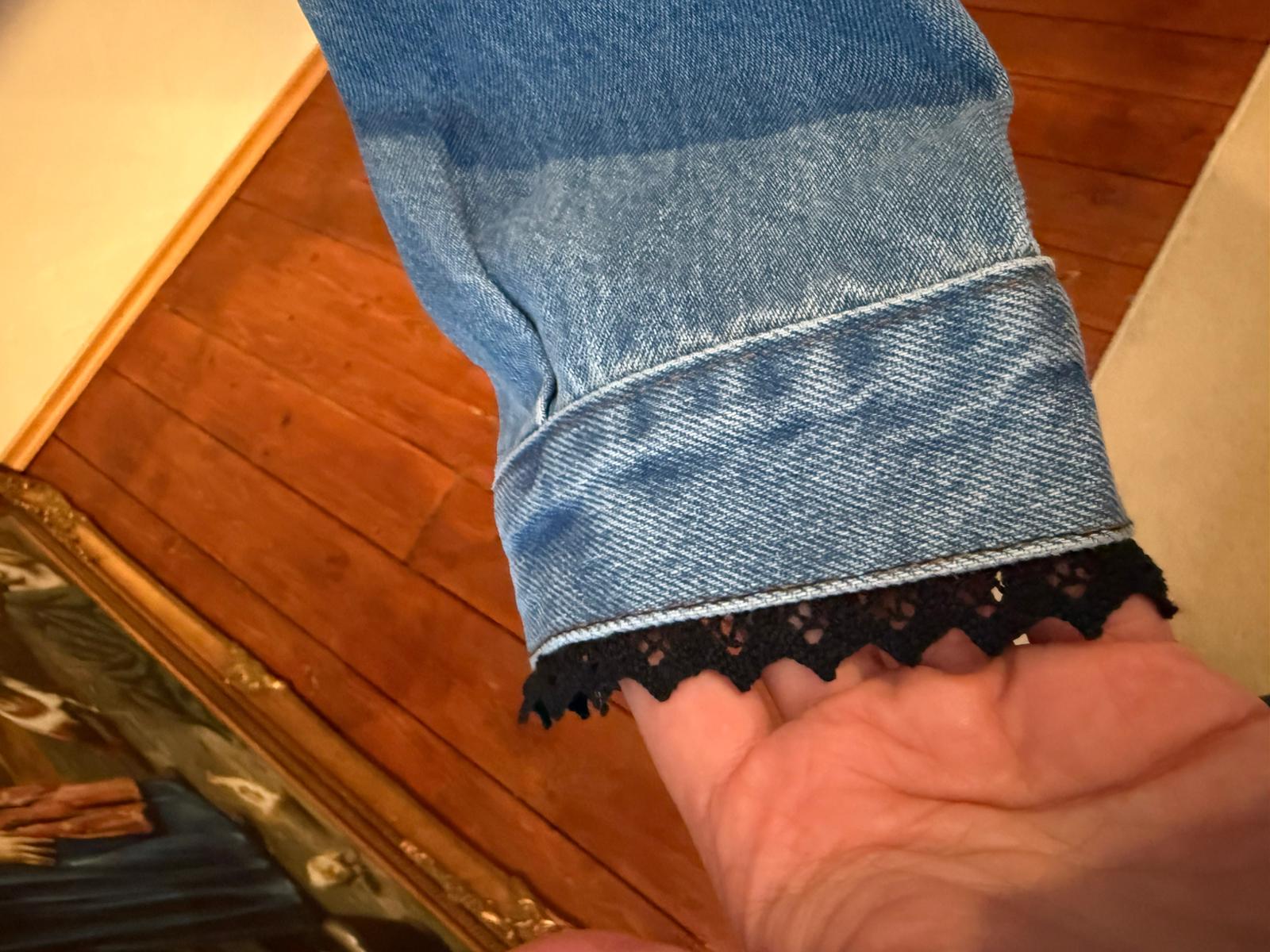 Geacă de blugi cu broderie manuală vintage, aplicată pe spate