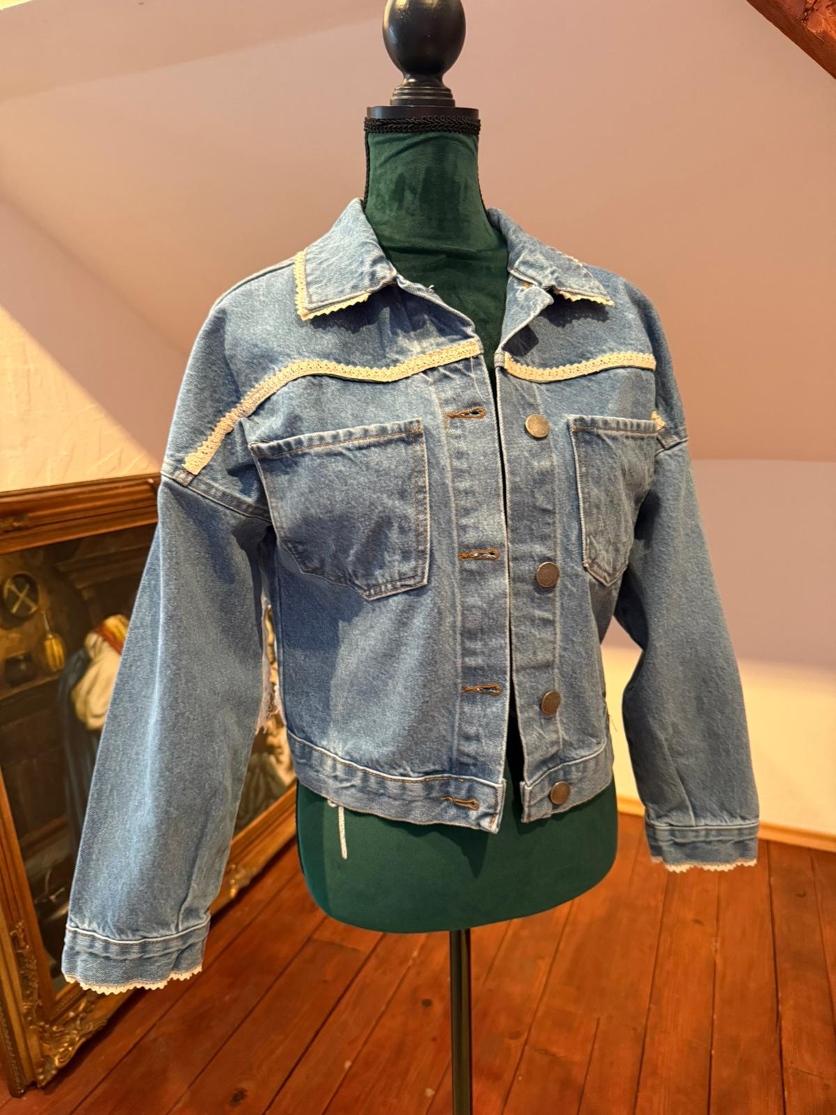 Geacă de blugi cu broderie manuală vintage, aplicată pe spate