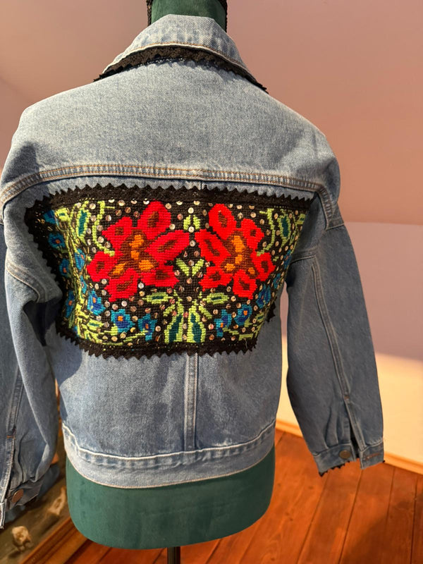 Geacă de blugi cu broderie manuală vintage, aplicată pe spate