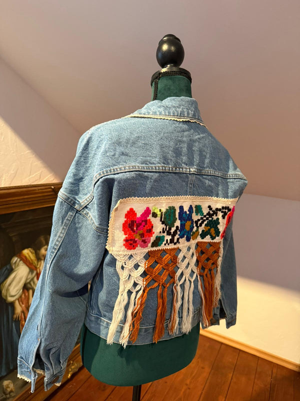 Geacă de blugi cu broderie manuală vintage, aplicată pe spate