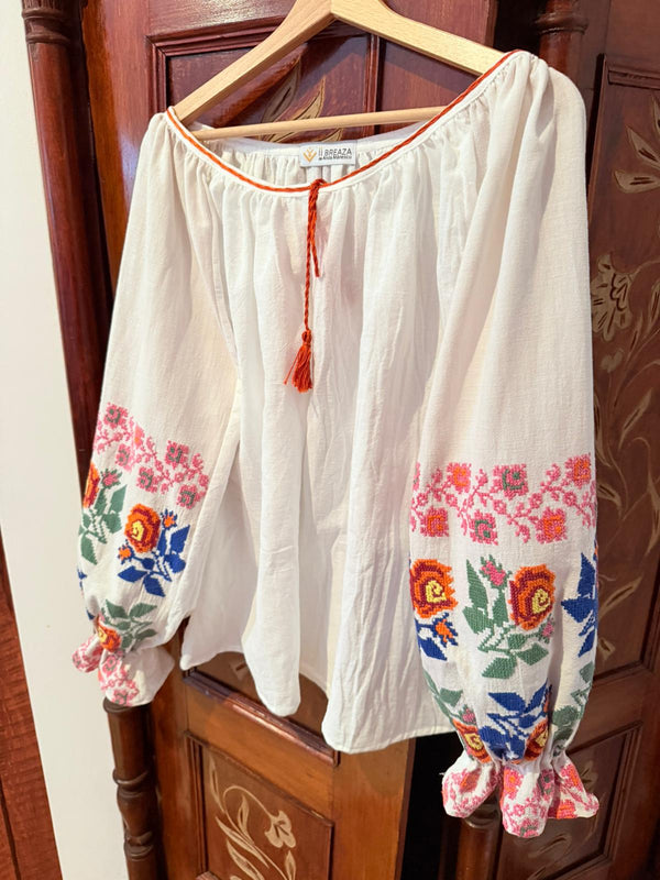 Bluză cu mâneci vintage, brodate manual cu flori colorate
