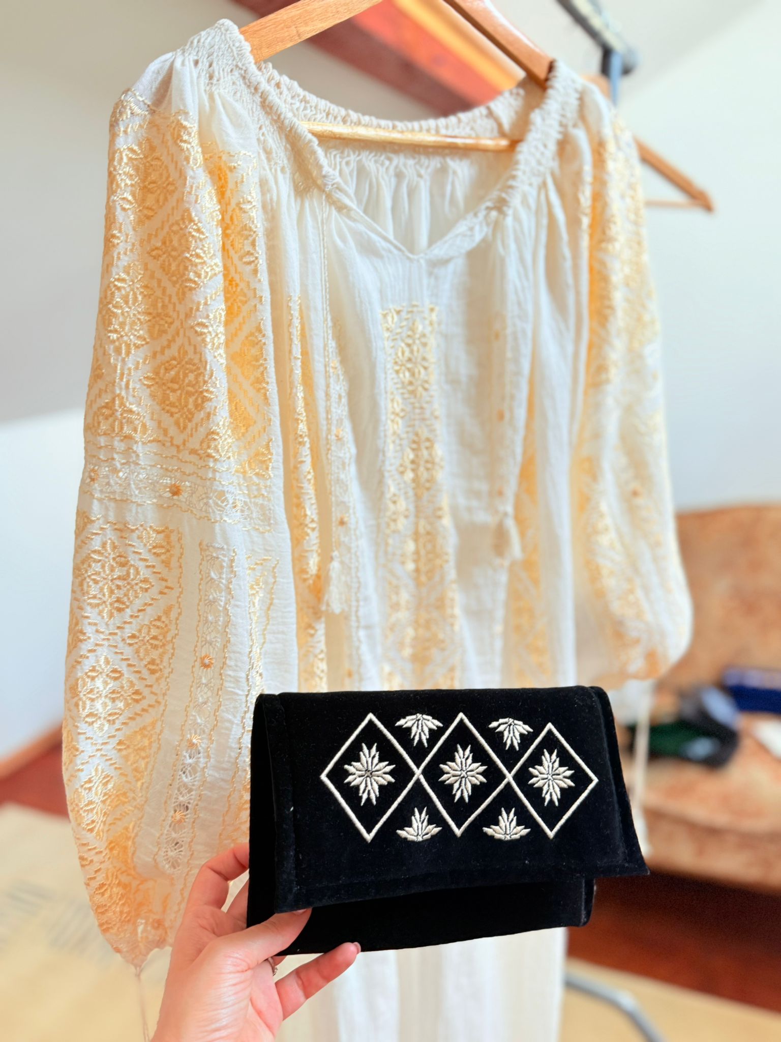 Geantă/ plic de catifea neagră, brodată