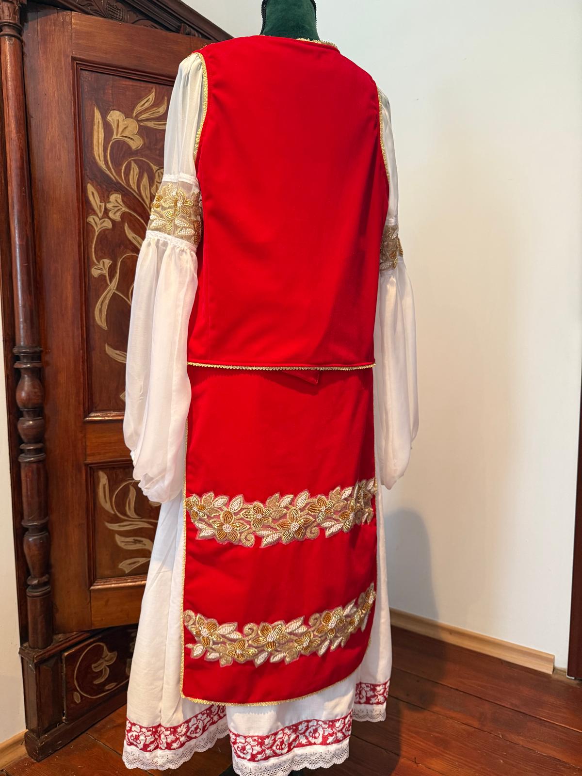 Șorțuri tradiționale cu flori din mărgele