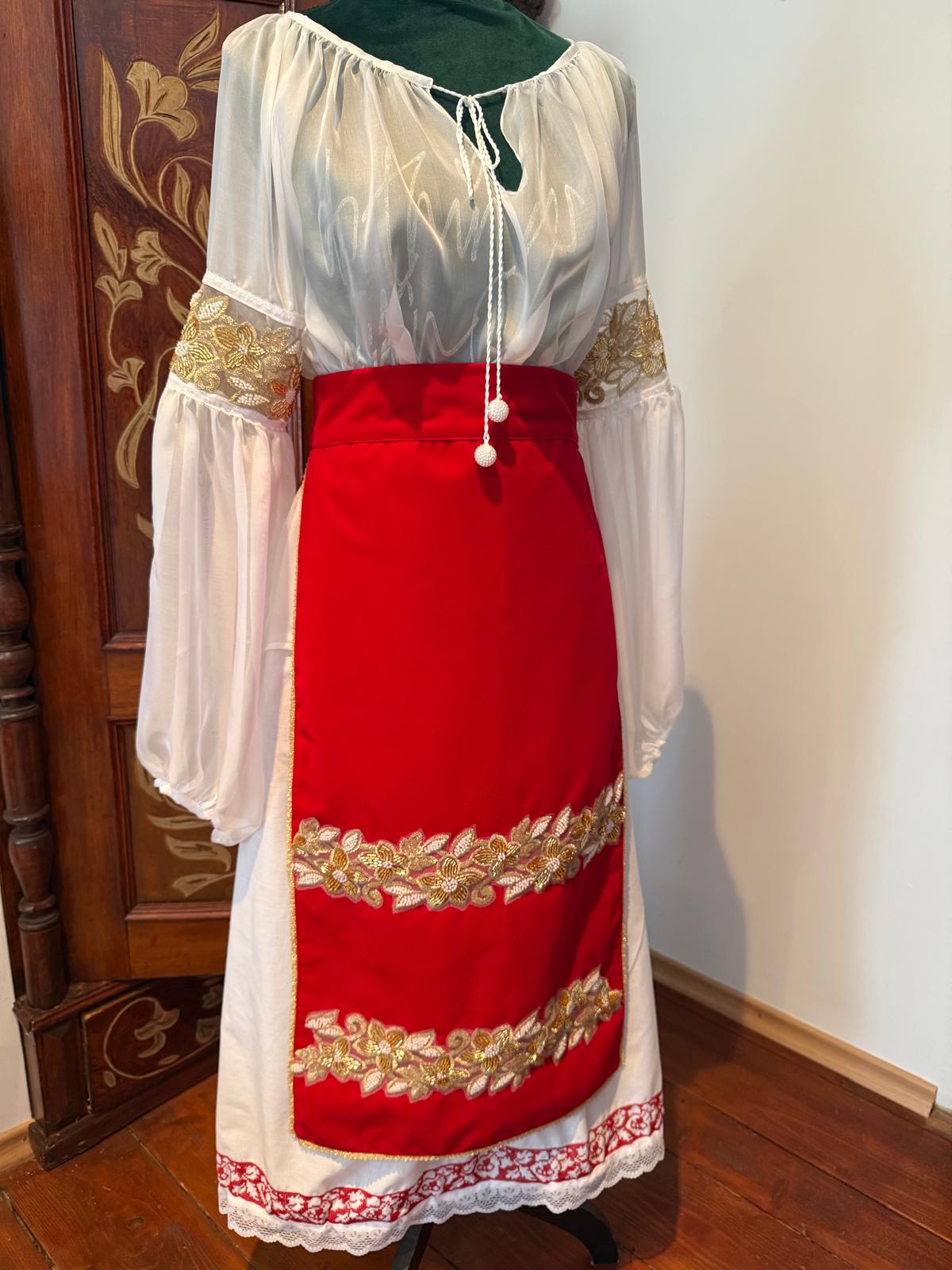 Șorțuri tradiționale cu flori din mărgele