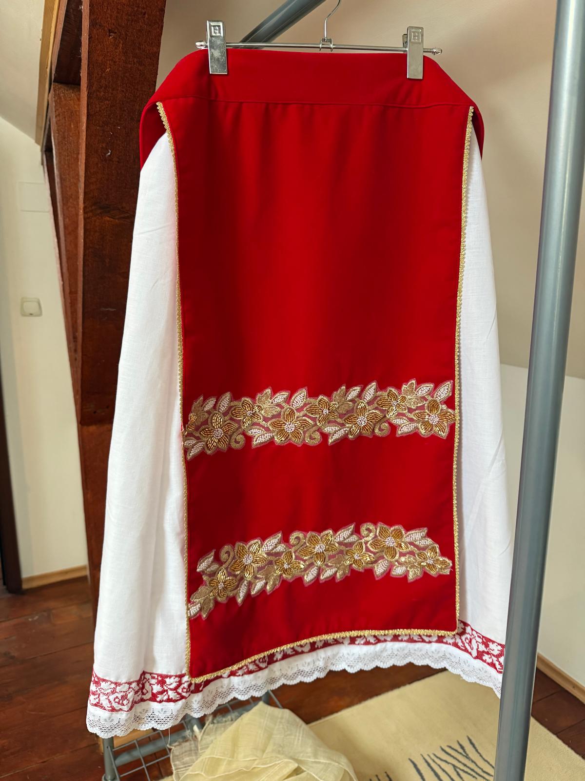 Șorțuri tradiționale cu flori din mărgele