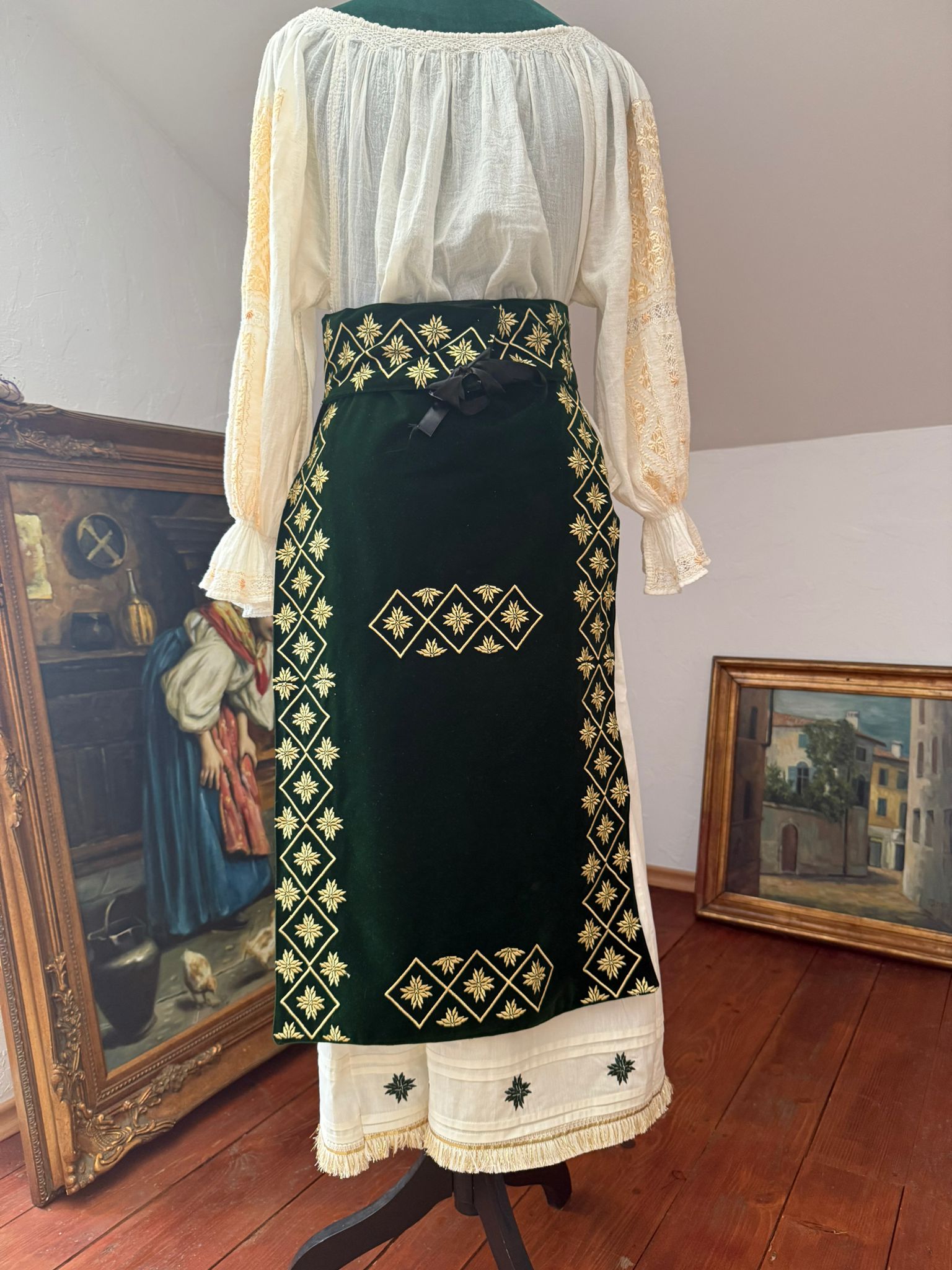 Șorțuri „Steaua cu 16 Țapi” – catifea verde, broderie cu simbol străvechi