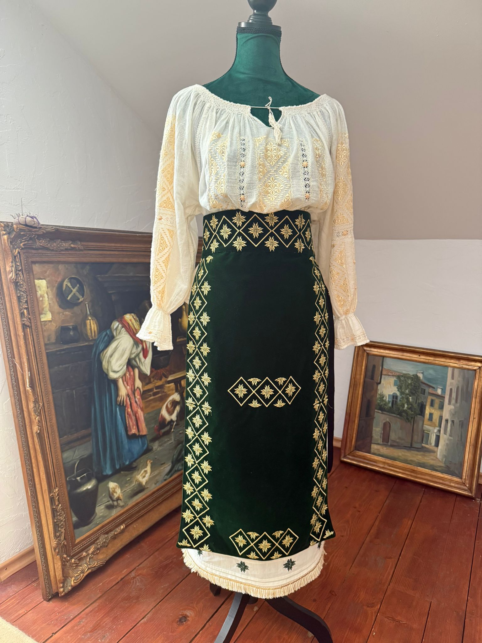 Șorțuri „Steaua cu 16 Țapi” – catifea verde, broderie cu simbol străvechi